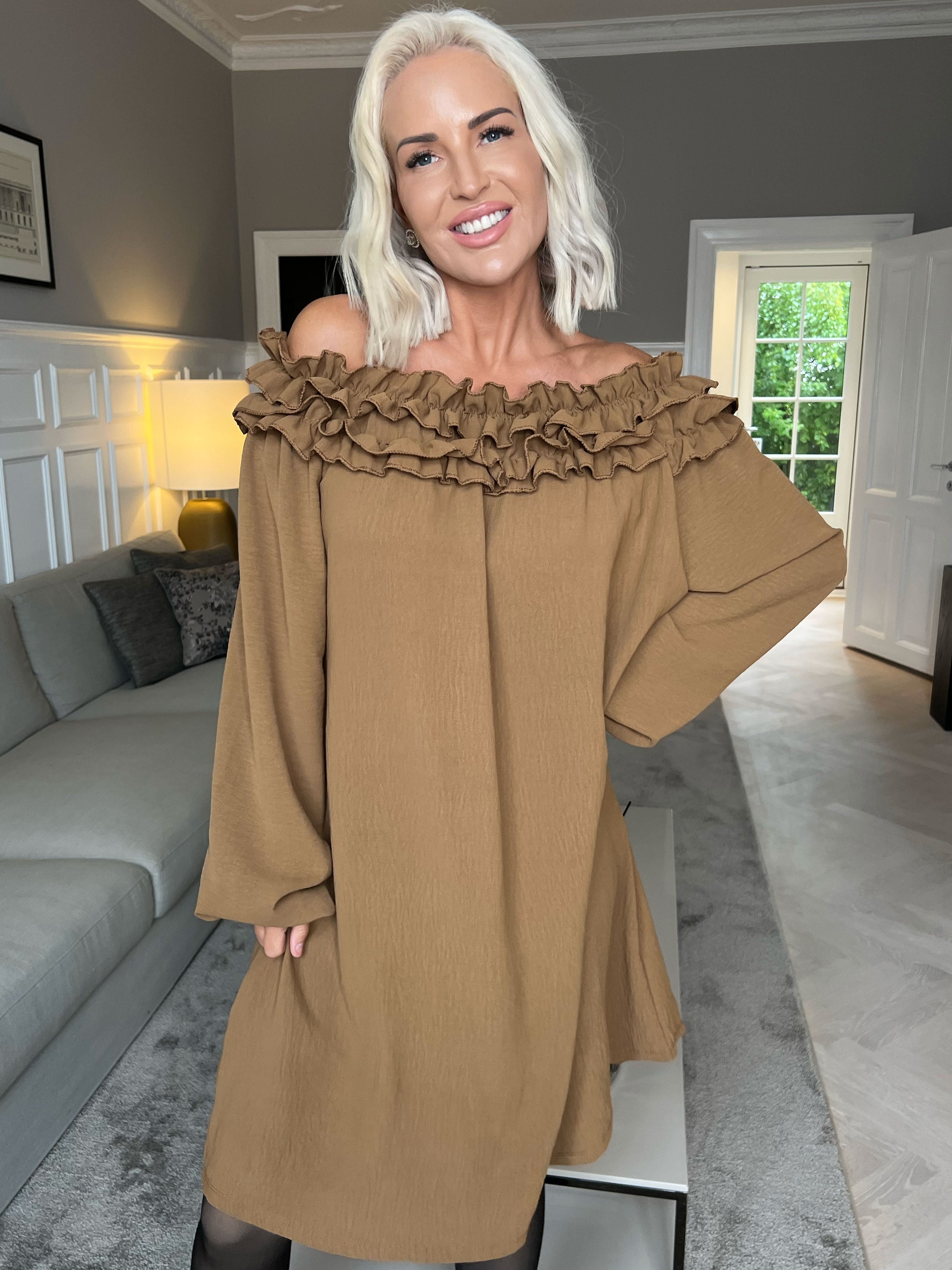 Chili Dress - Klänning med långa ärmar och volanger