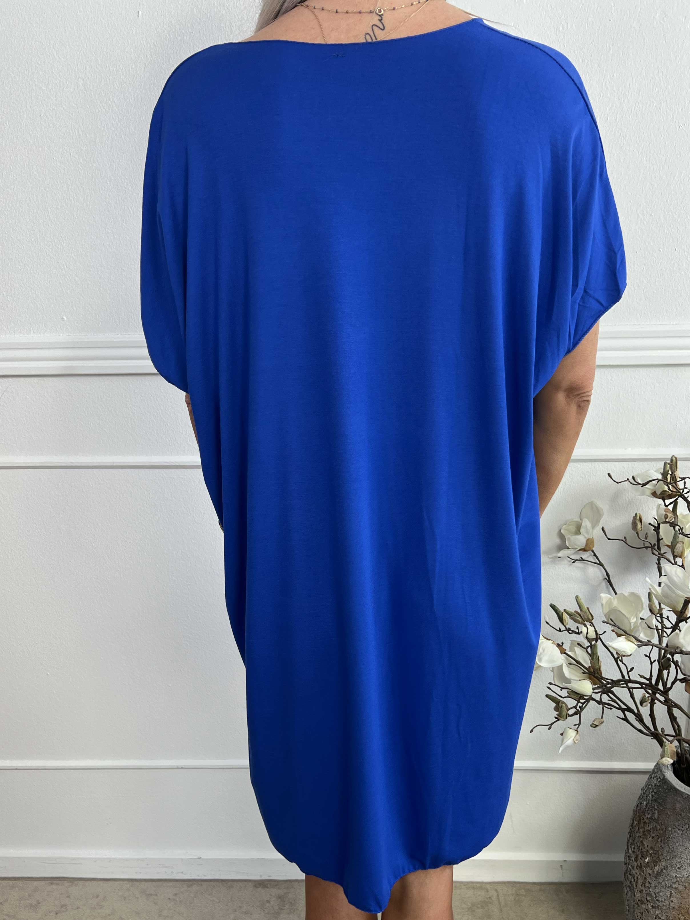 Ellen - Oversized t-shirtklänning i viskos med guldbokstäver
