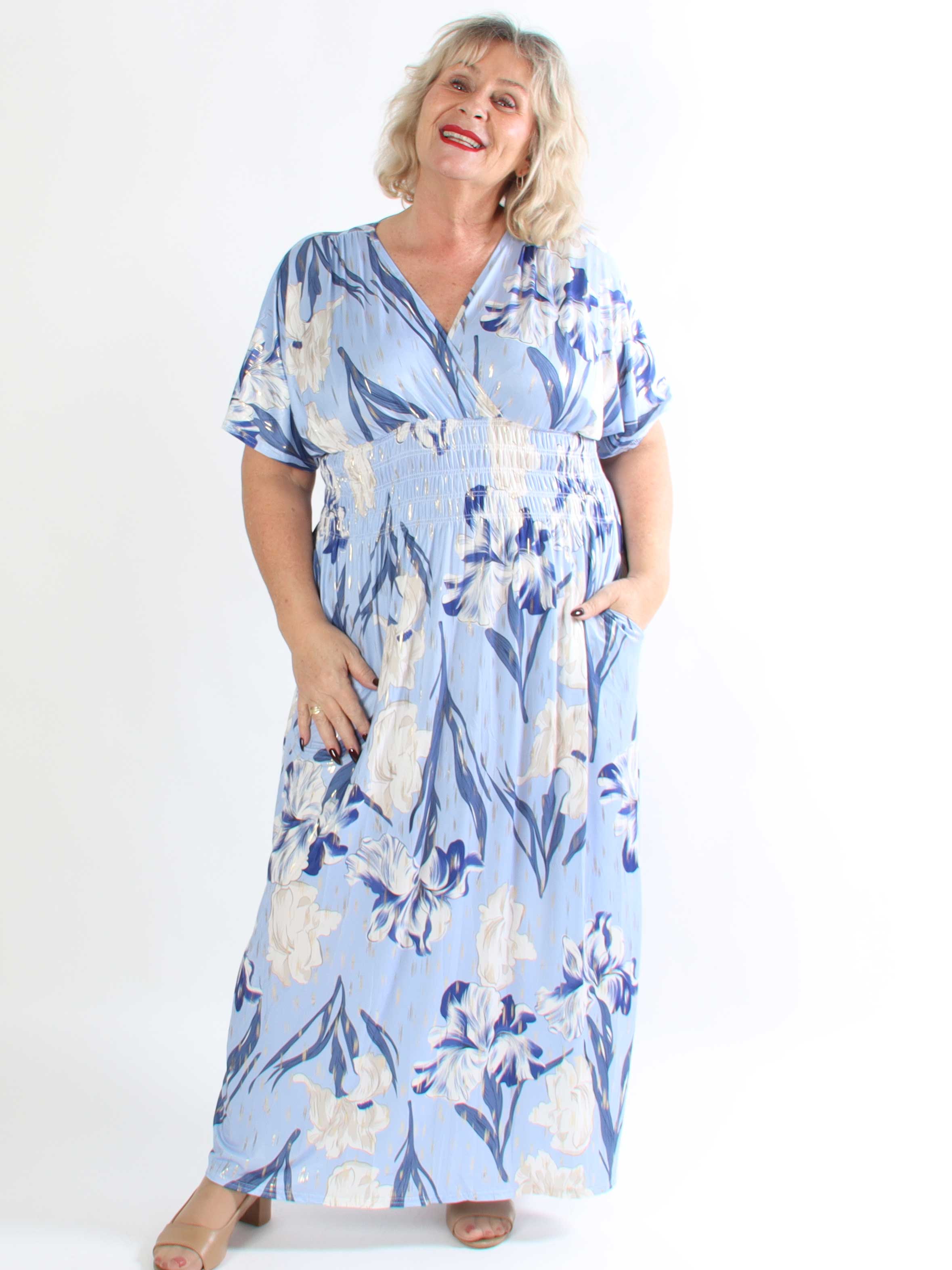 Pams Kvitka - Lång blommig plus size klänning med gulddetaljer och fickor