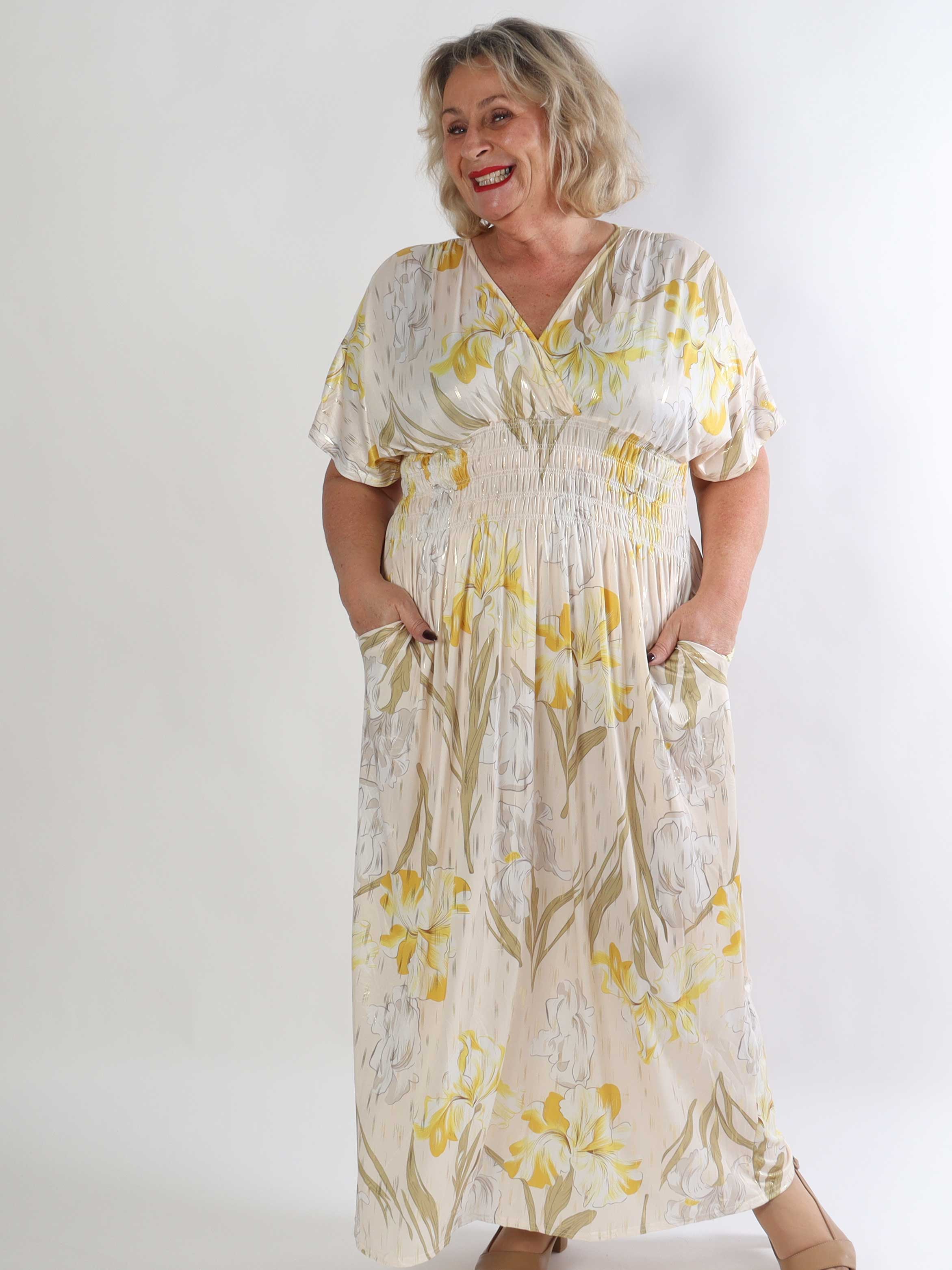 Pams Kvitka - Lång blommig plus size klänning med gulddetaljer och fickor