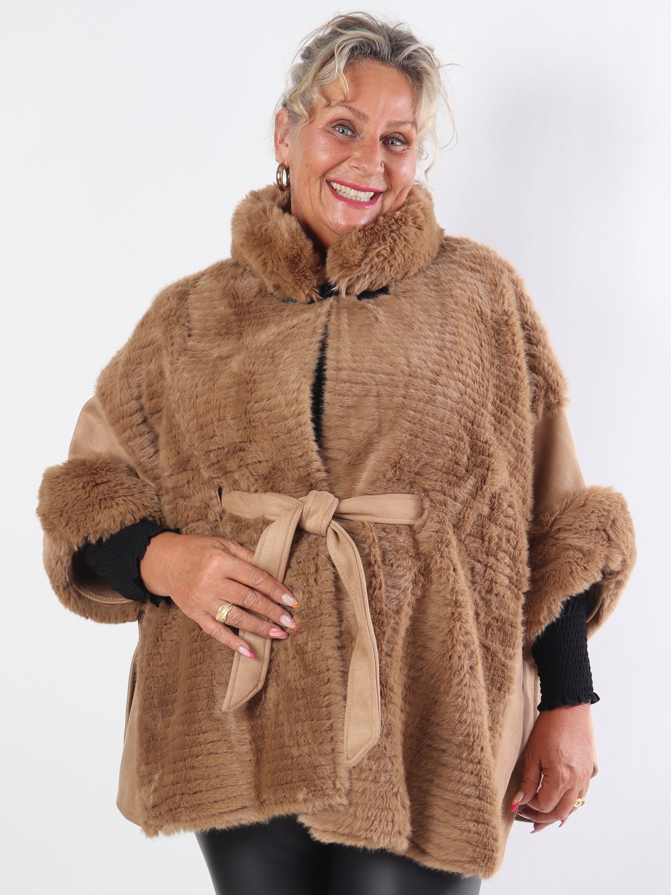 Cloud - Poncho i plusstorlek med fuskpäls