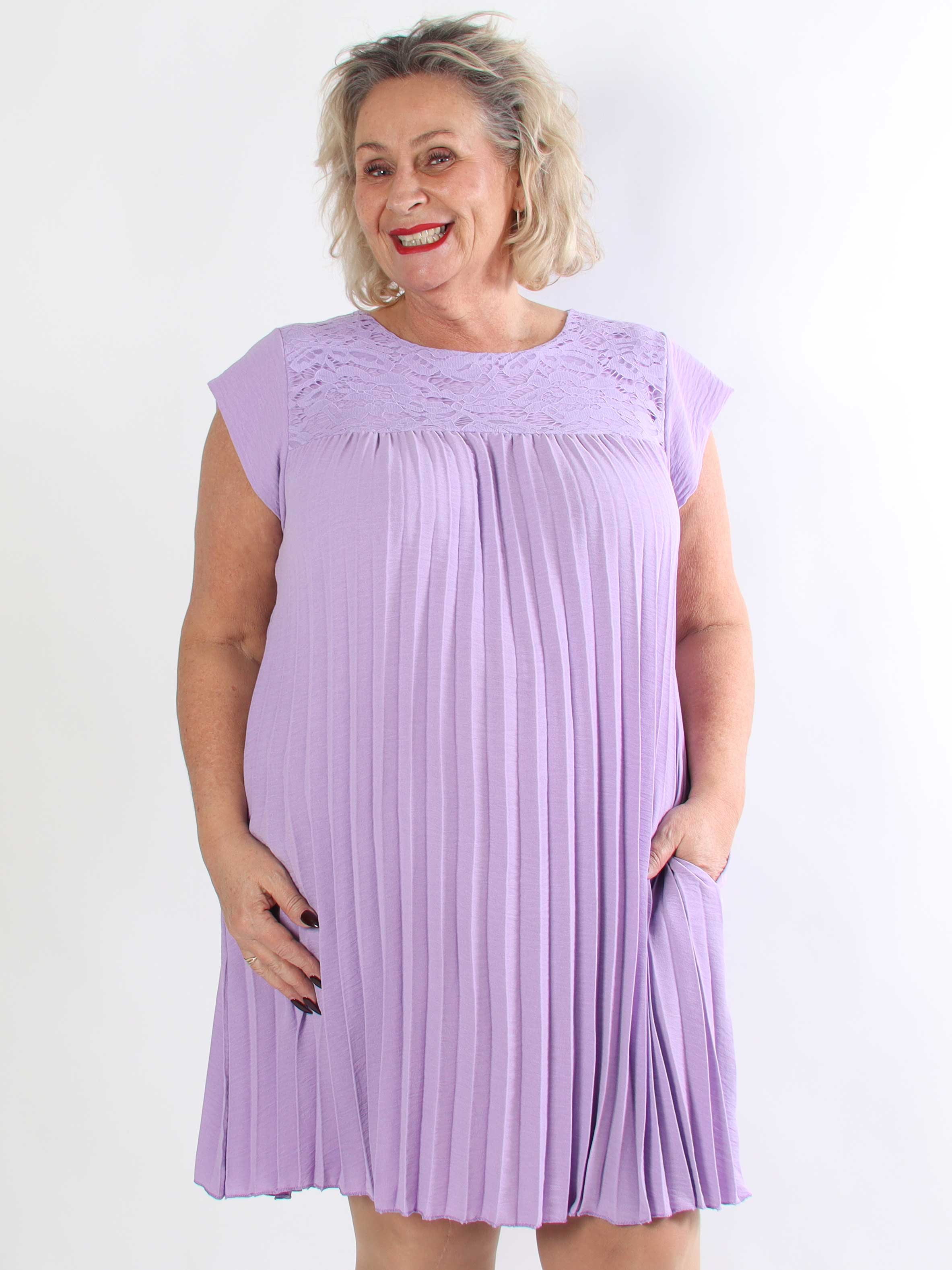 Nancy Lace Short - Plisserad plus size klänning med spets och fickor