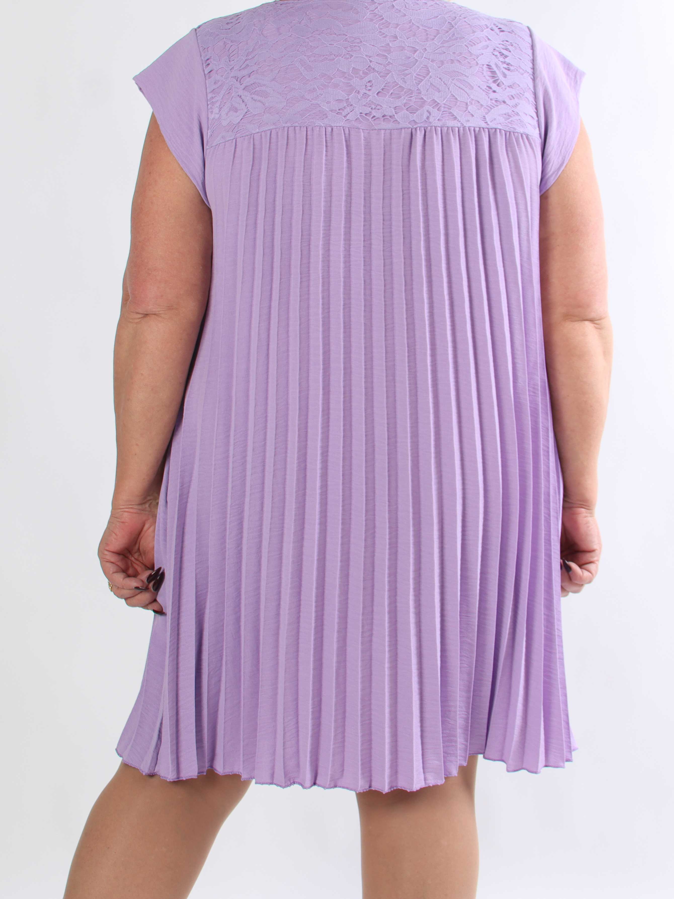 Nancy Lace Short - Plisserad plus size klänning med spets och fickor