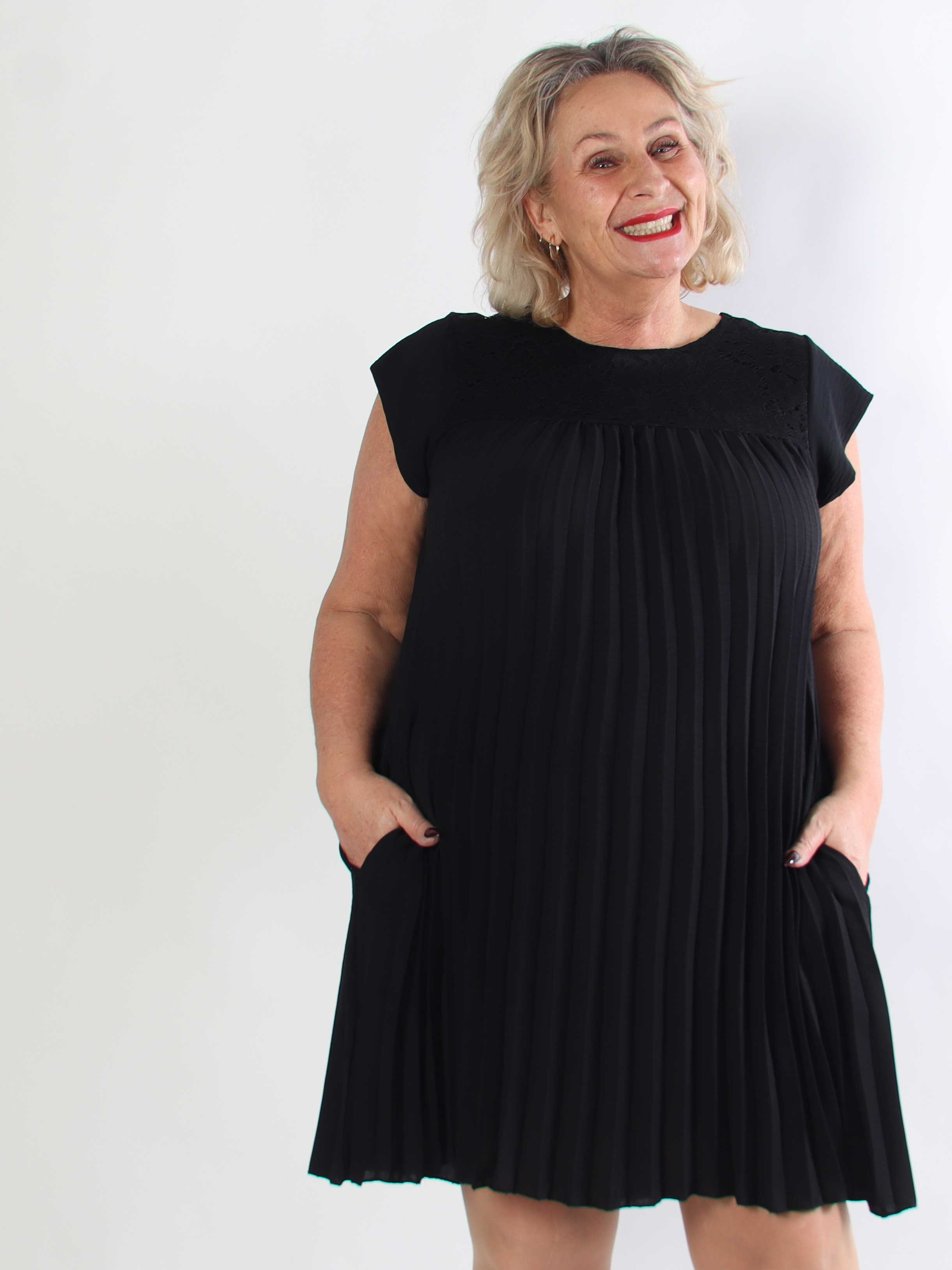 Nancy Lace Short - Plisserad plus size klänning med spets och fickor