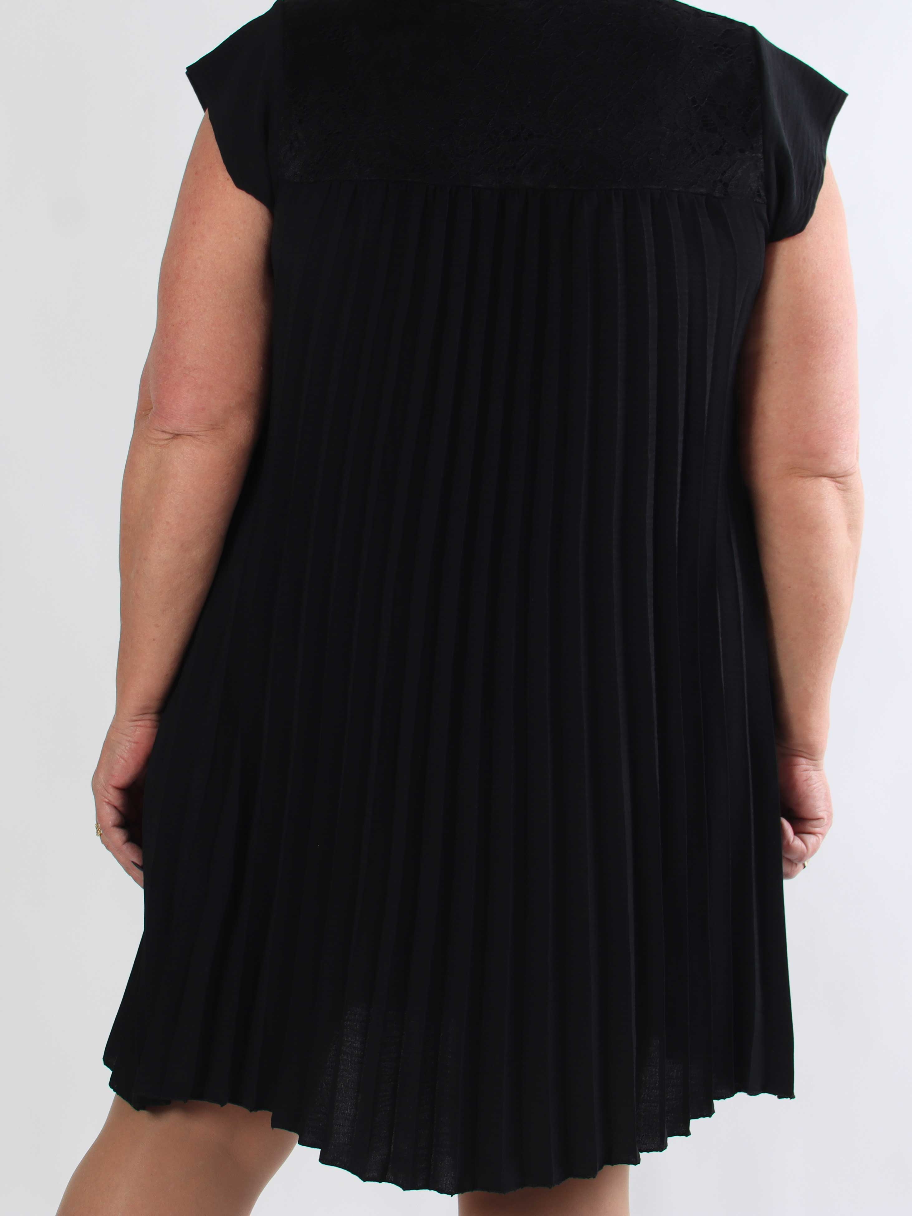 Nancy Lace Short - Plisserad plus size klänning med spets och fickor
