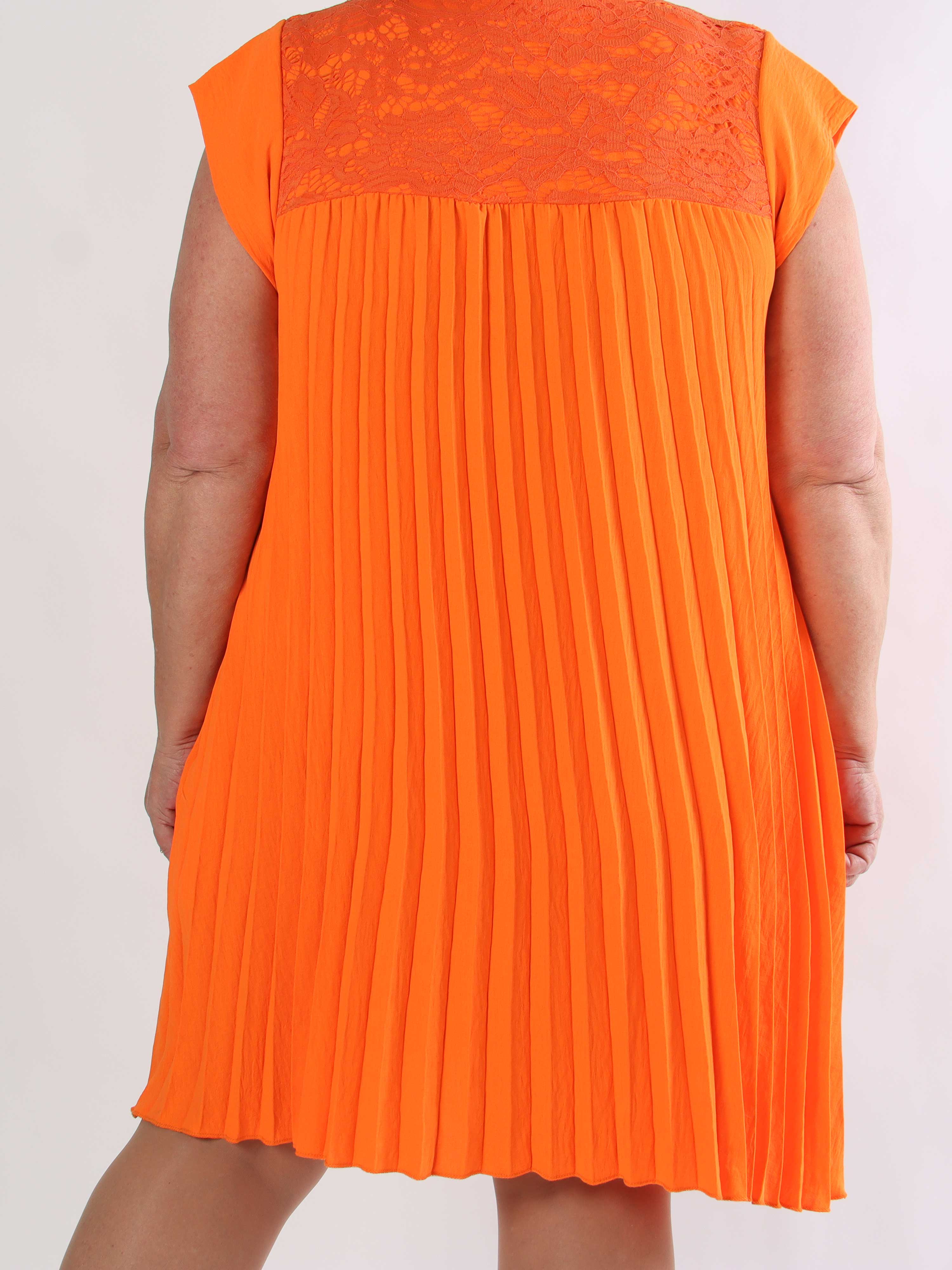 Nancy Lace Short - Plisserad plus size klänning med spets och fickor