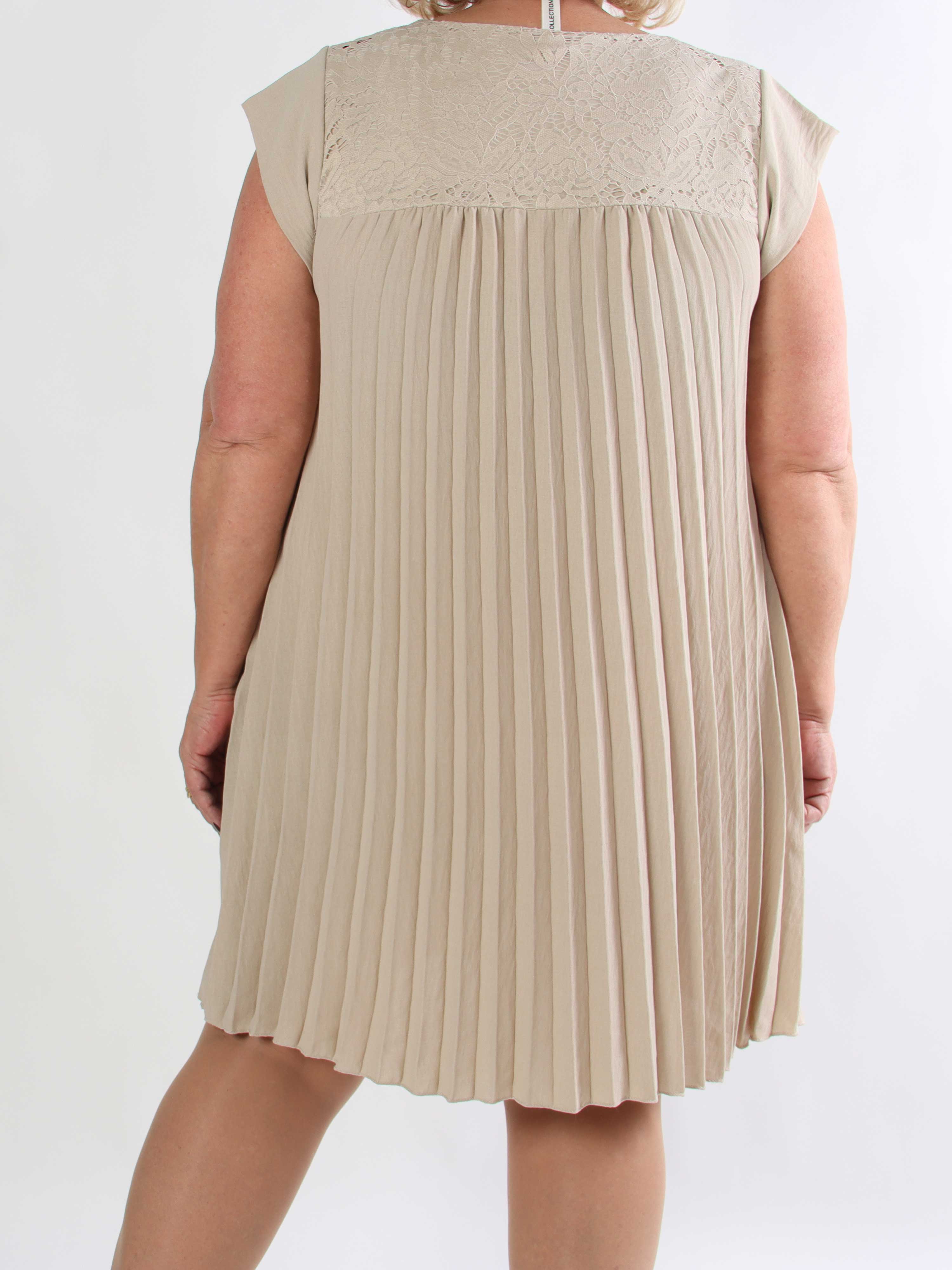Nancy Lace Short - Plisserad plus size klänning med spets och fickor