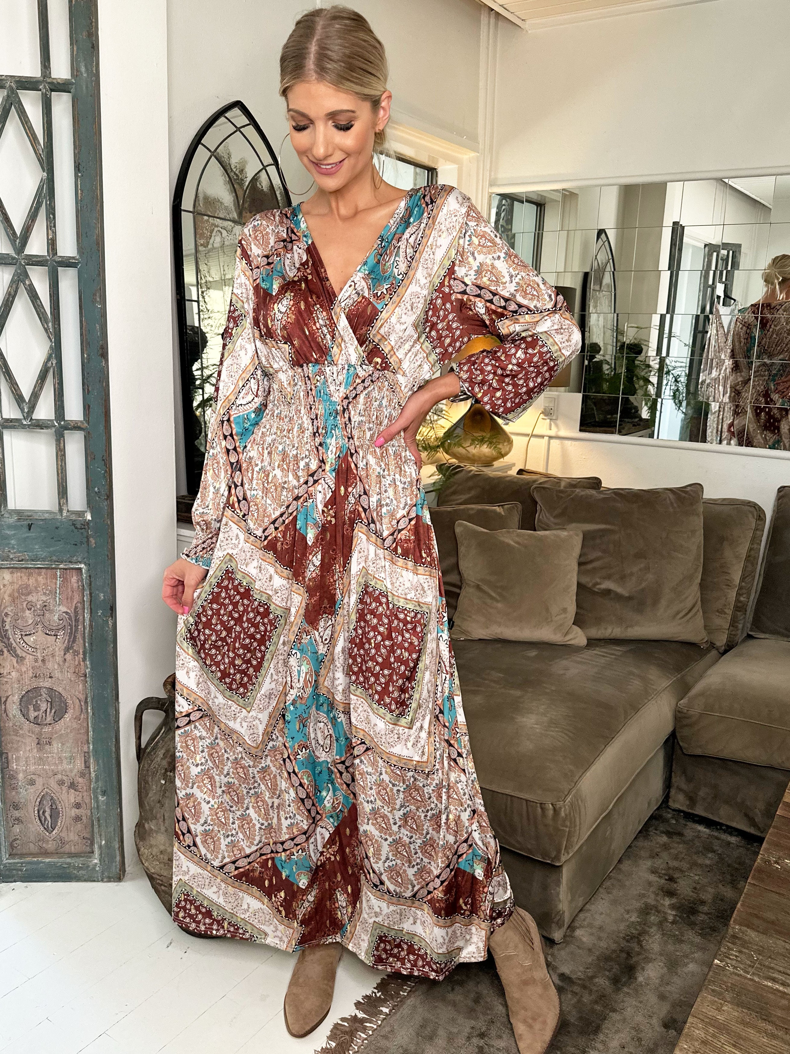 Pams Paisley L/S - Lång elastisk klänning i skrynkelfritt tyg med långa ärmar