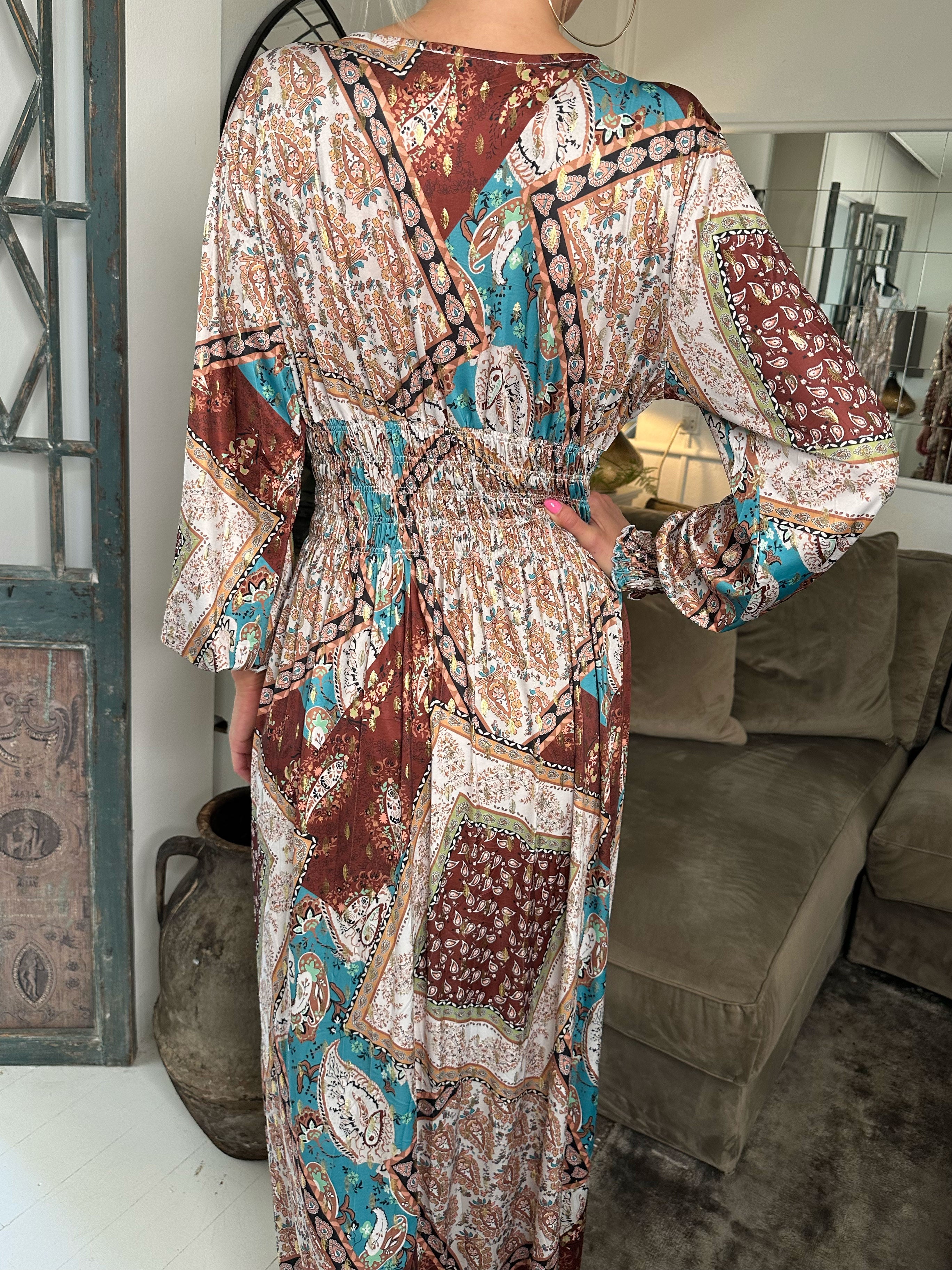 Pams Paisley L/S - Lång elastisk klänning i skrynkelfritt tyg med långa ärmar