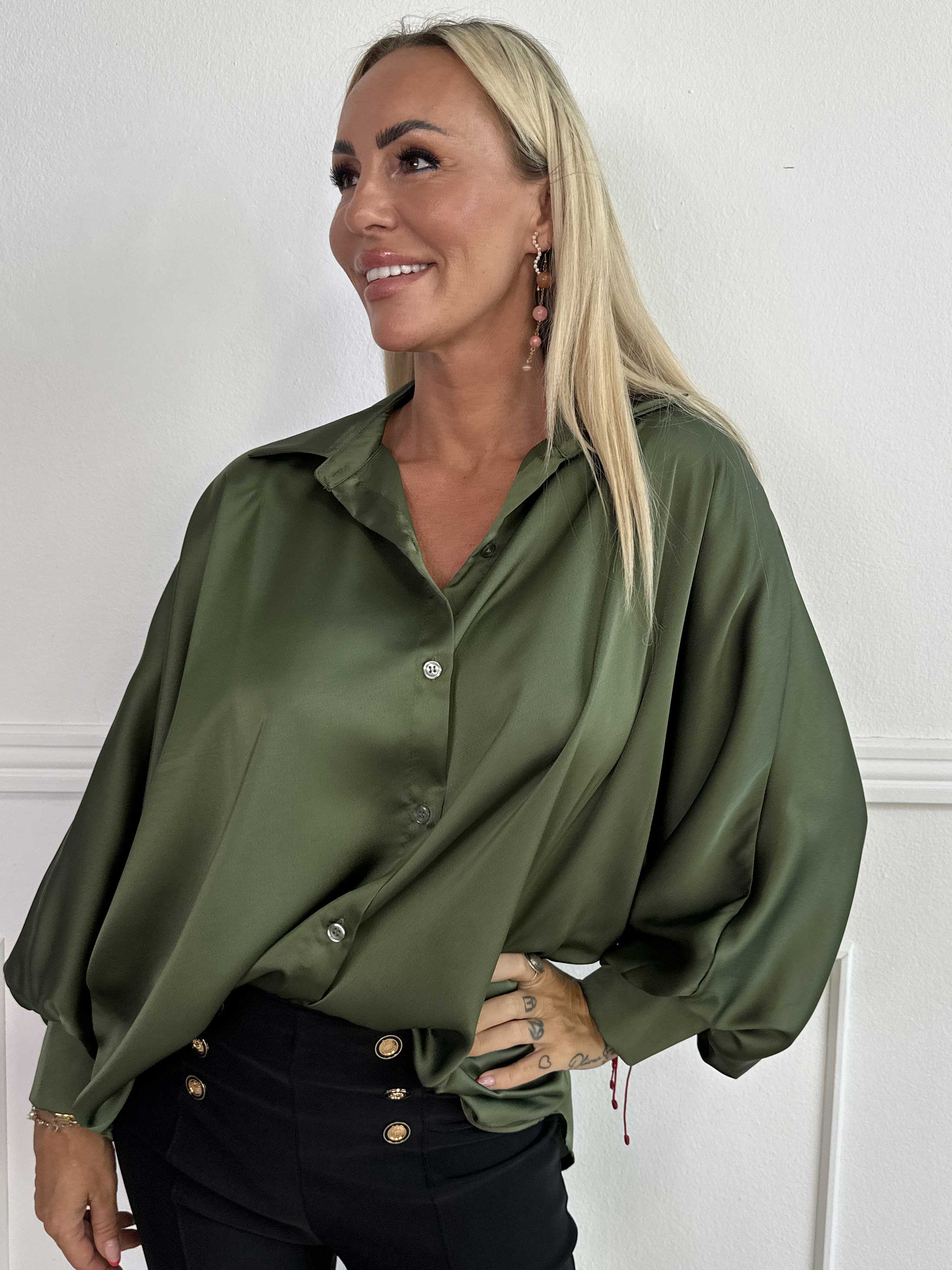 Feliciti - Shiny skjorta med fladdermusärmar