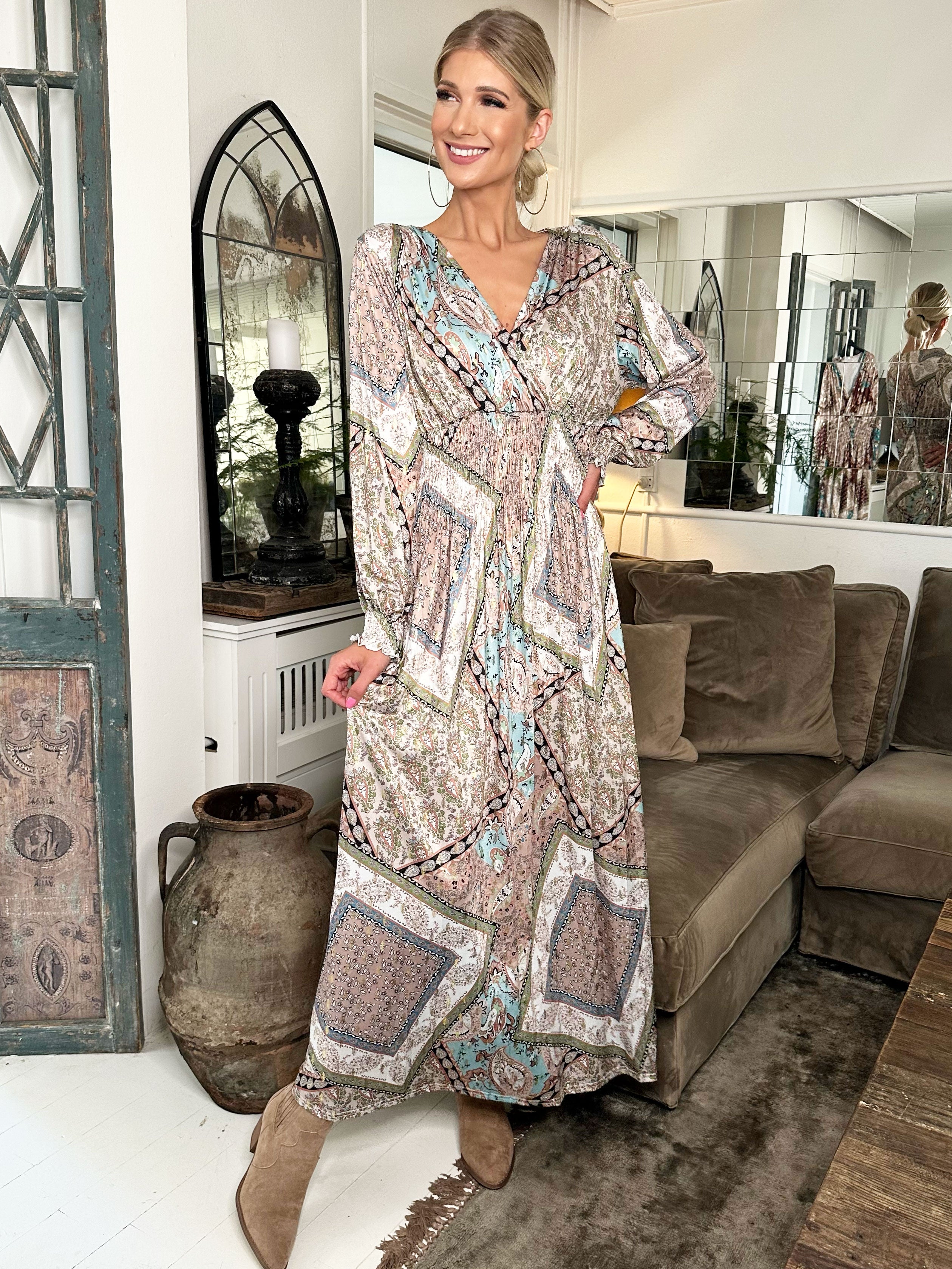 Pams Paisley L/S - Lång elastisk klänning i skrynkelfritt tyg med långa ärmar