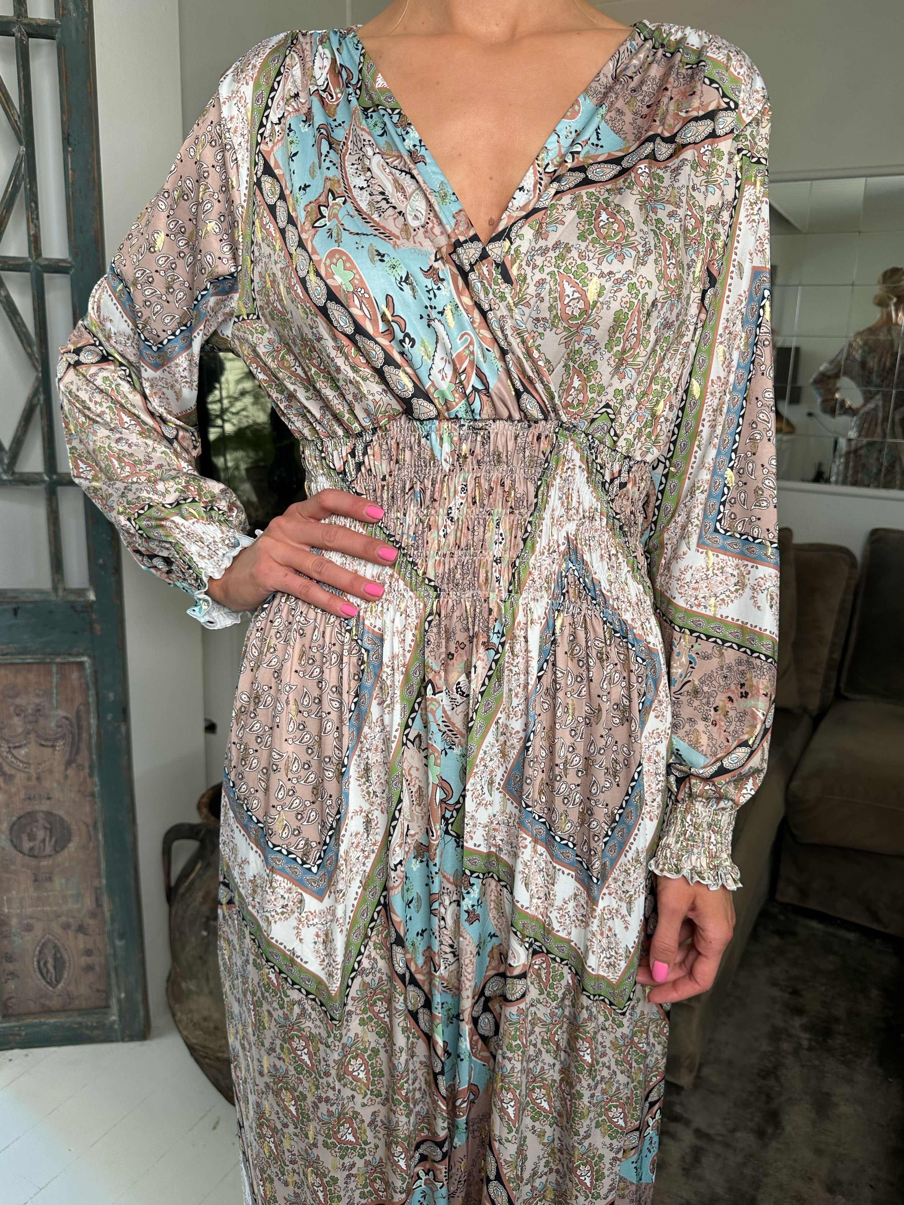 Pams Paisley L/S - Lång elastisk klänning i skrynkelfritt tyg med långa ärmar