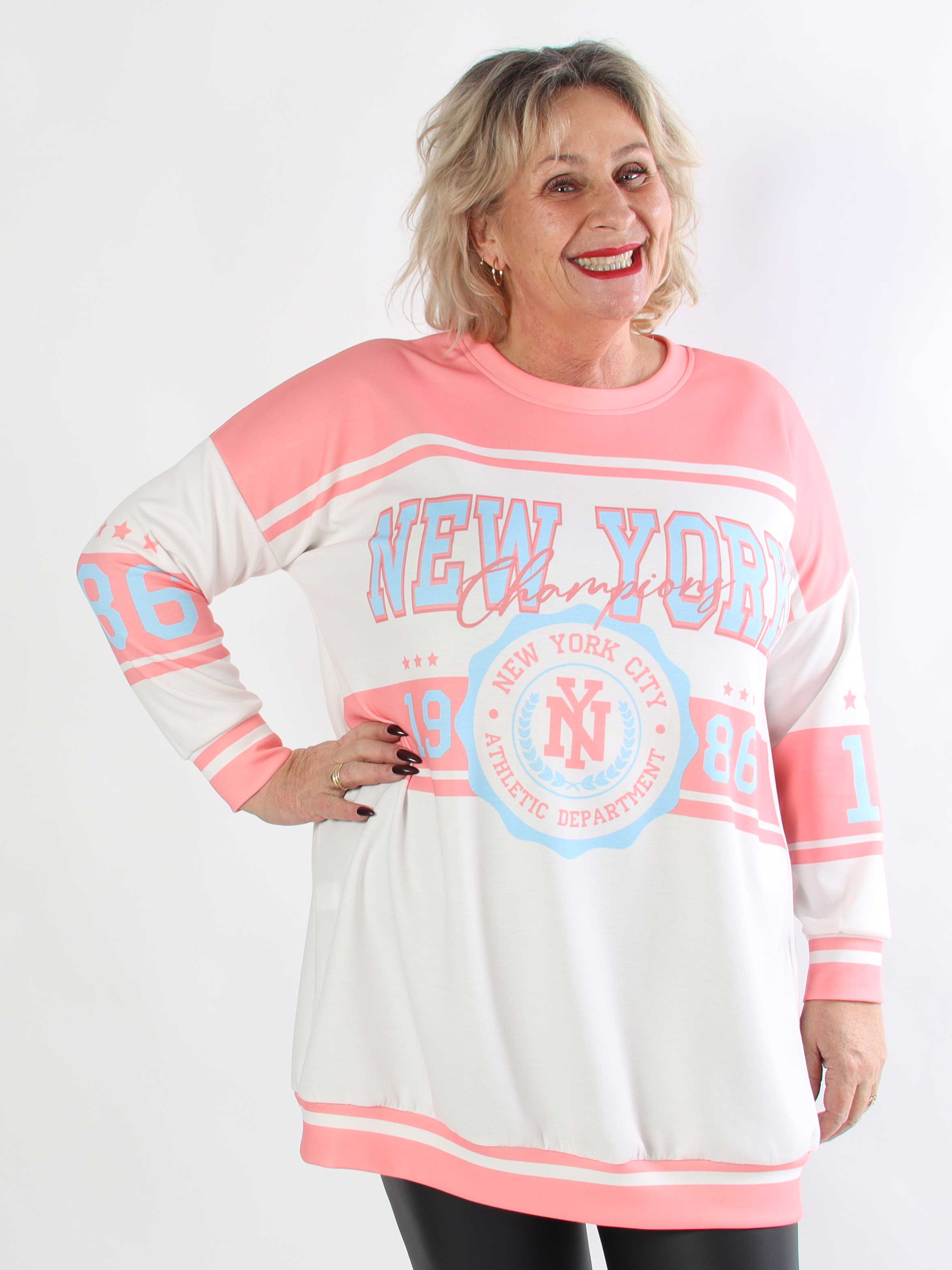 Rosaria - Plus size joggingklänning med New York-motiv på bröstet