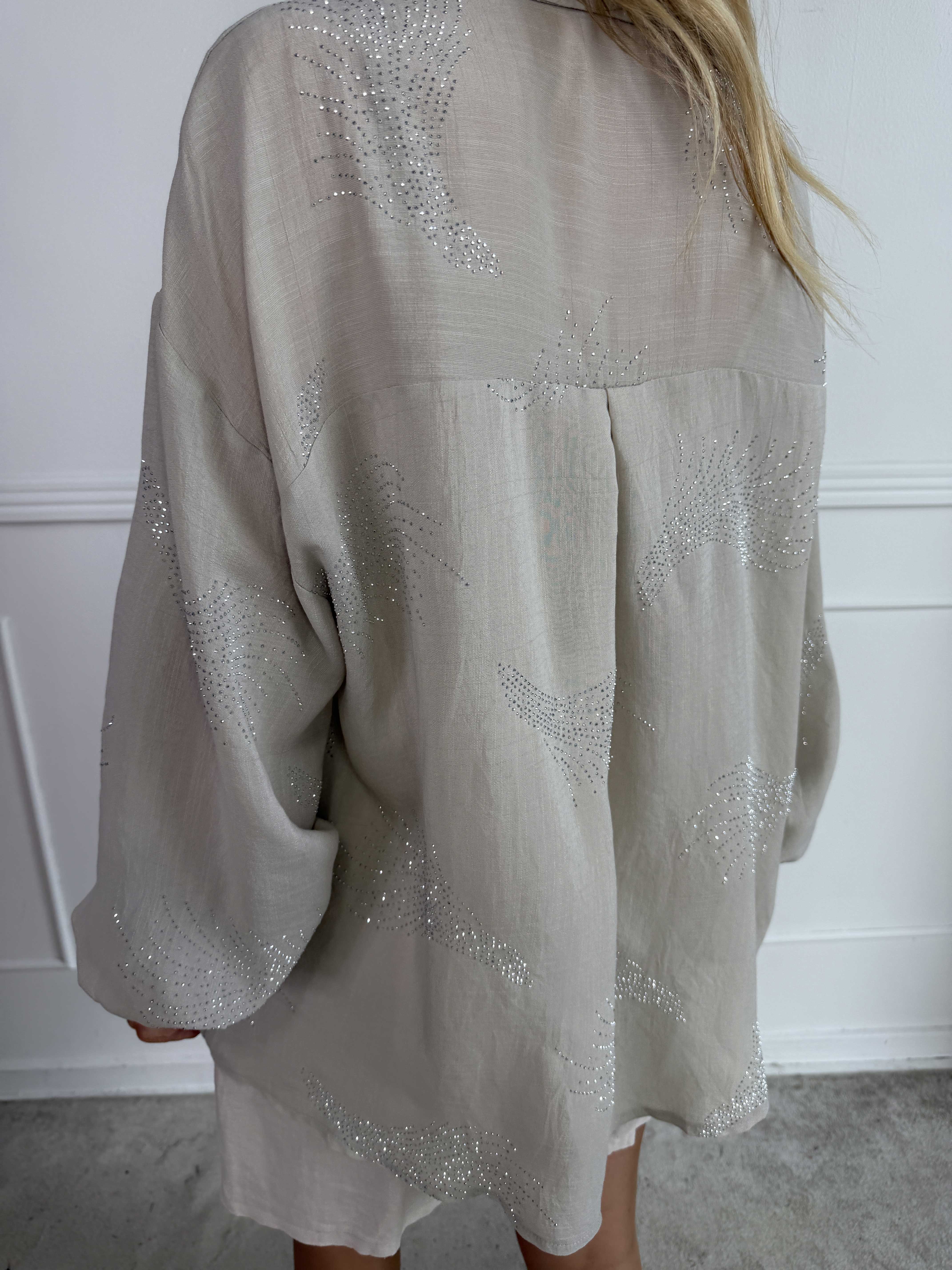 Heidy - Plus size skjorta med fina strass och breda manschetter