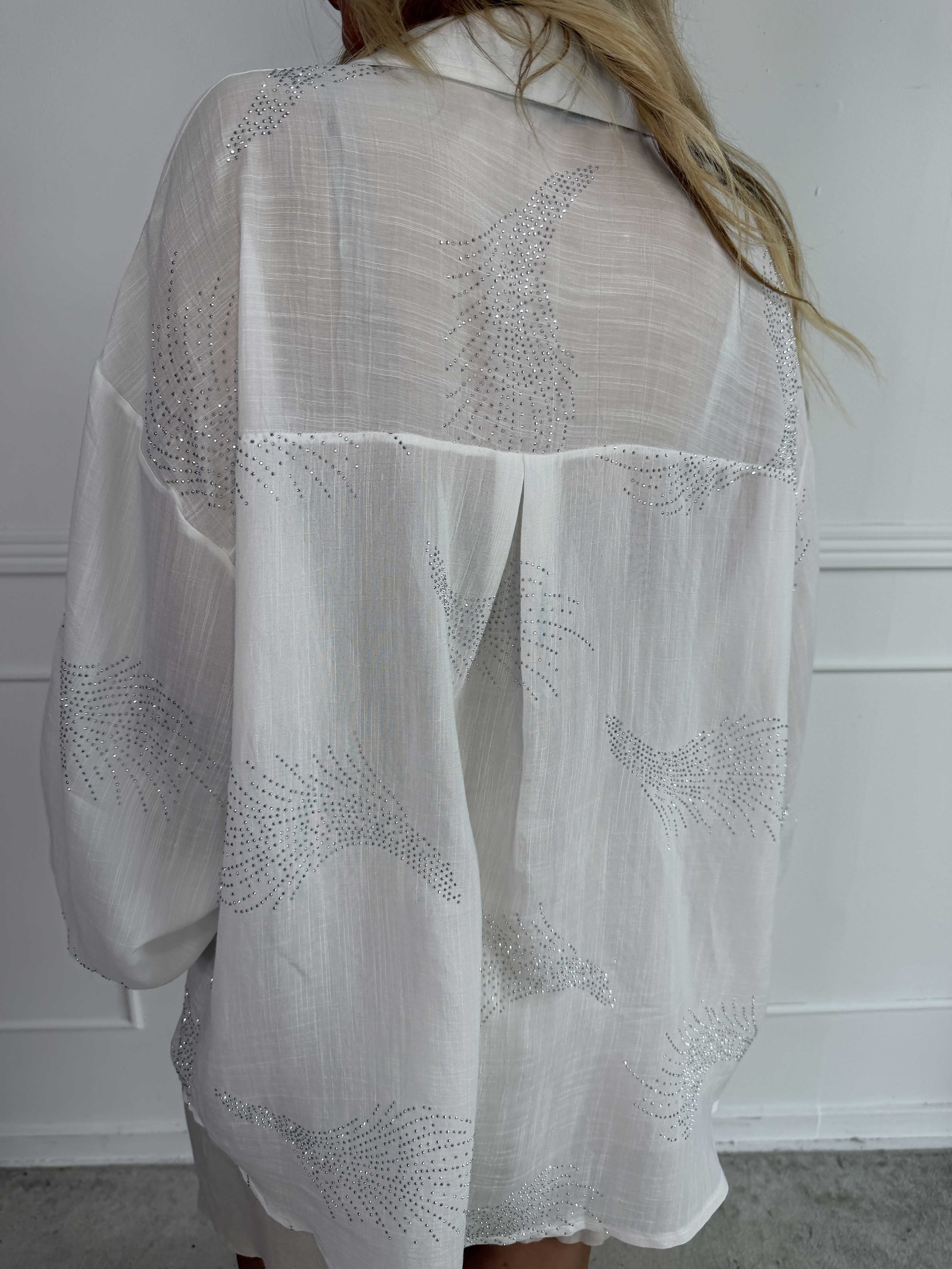 Heidy - Plus size skjorta med fina strass och breda manschetter