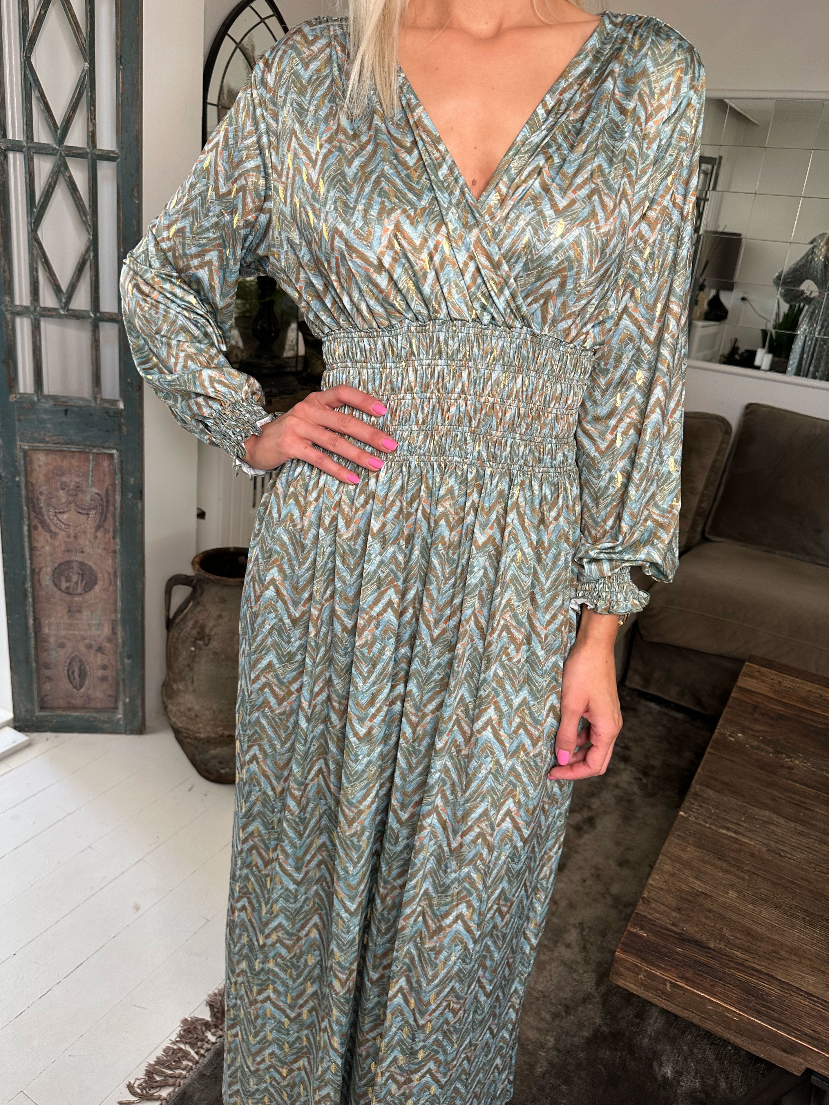 Pams ZigZag L/S - Lång elastisk klänning i skrynkelfritt tyg med långa ärmar
