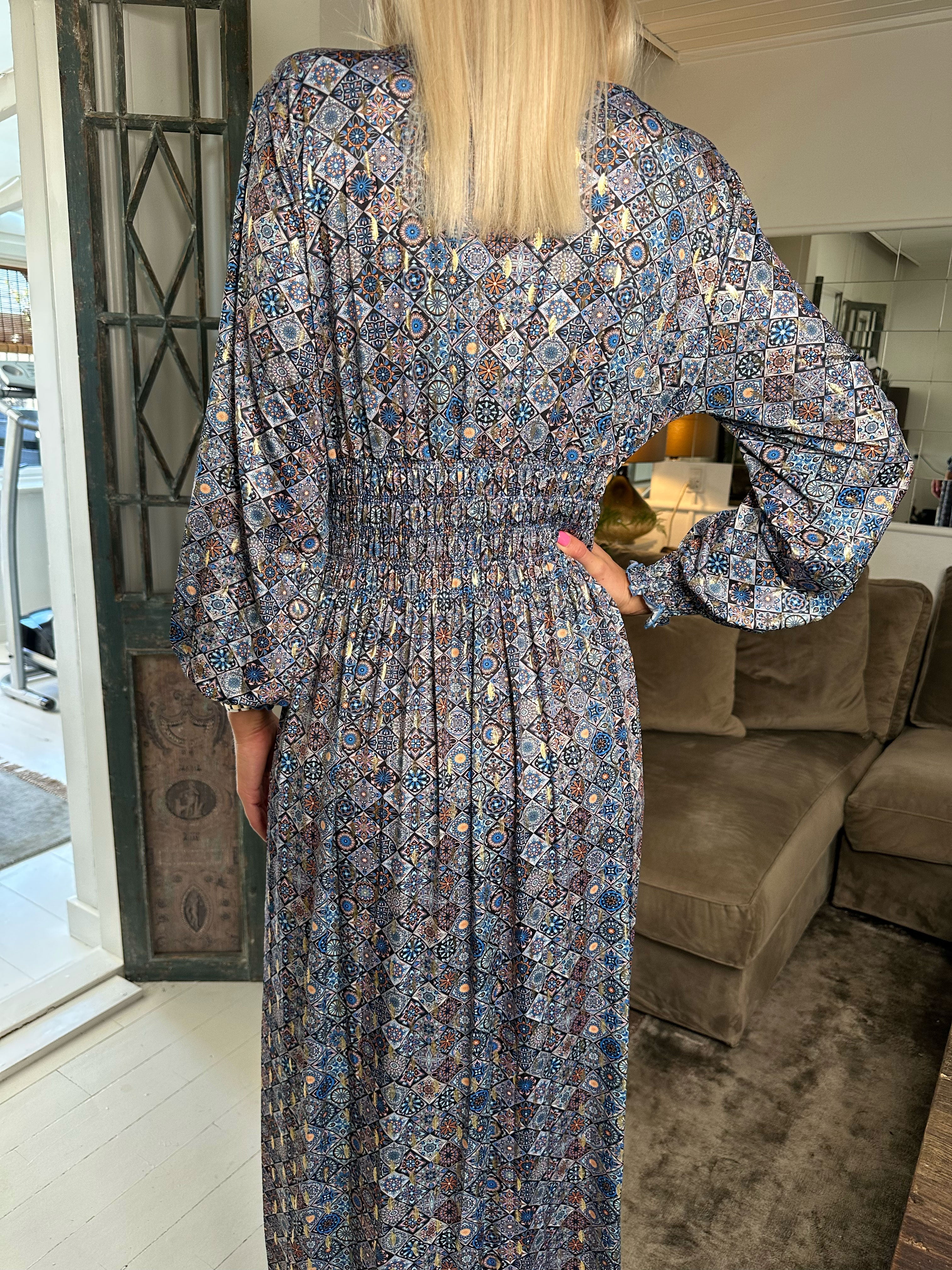 Pams Mosaic L/S - Lång elastisk klänning i skrynkelfritt tyg med långa ärmar