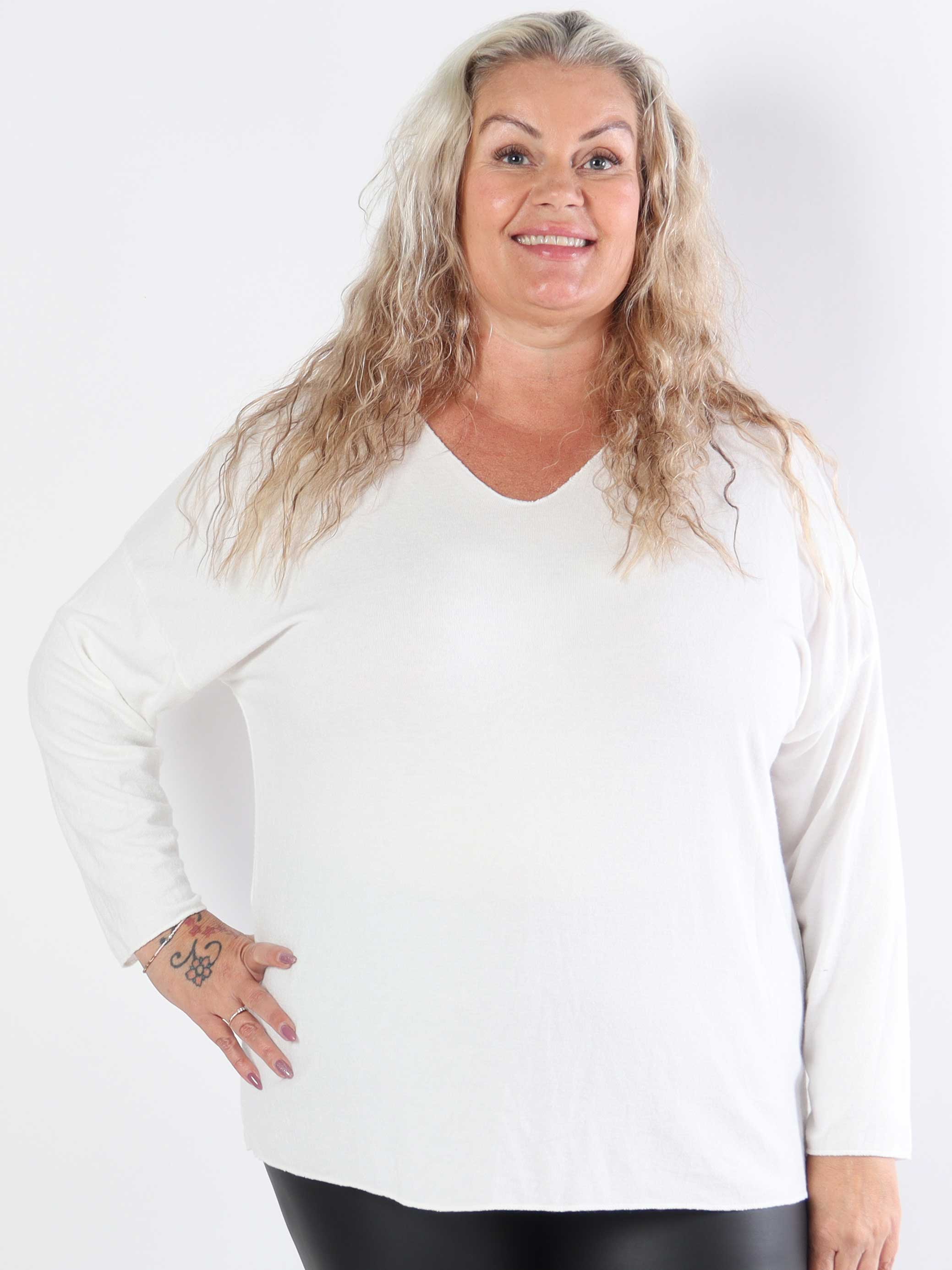 Djamila - Mjuk viskosblus i plus size med v-ringning