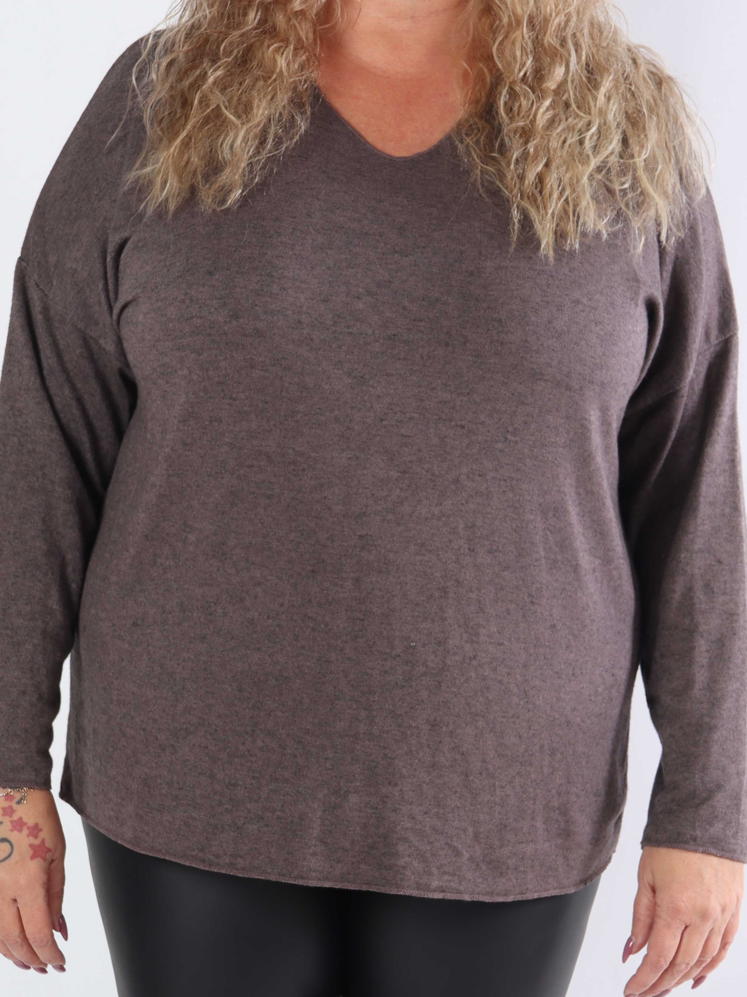 Djamila - Mjuk viskosblus i plus size med v-ringning