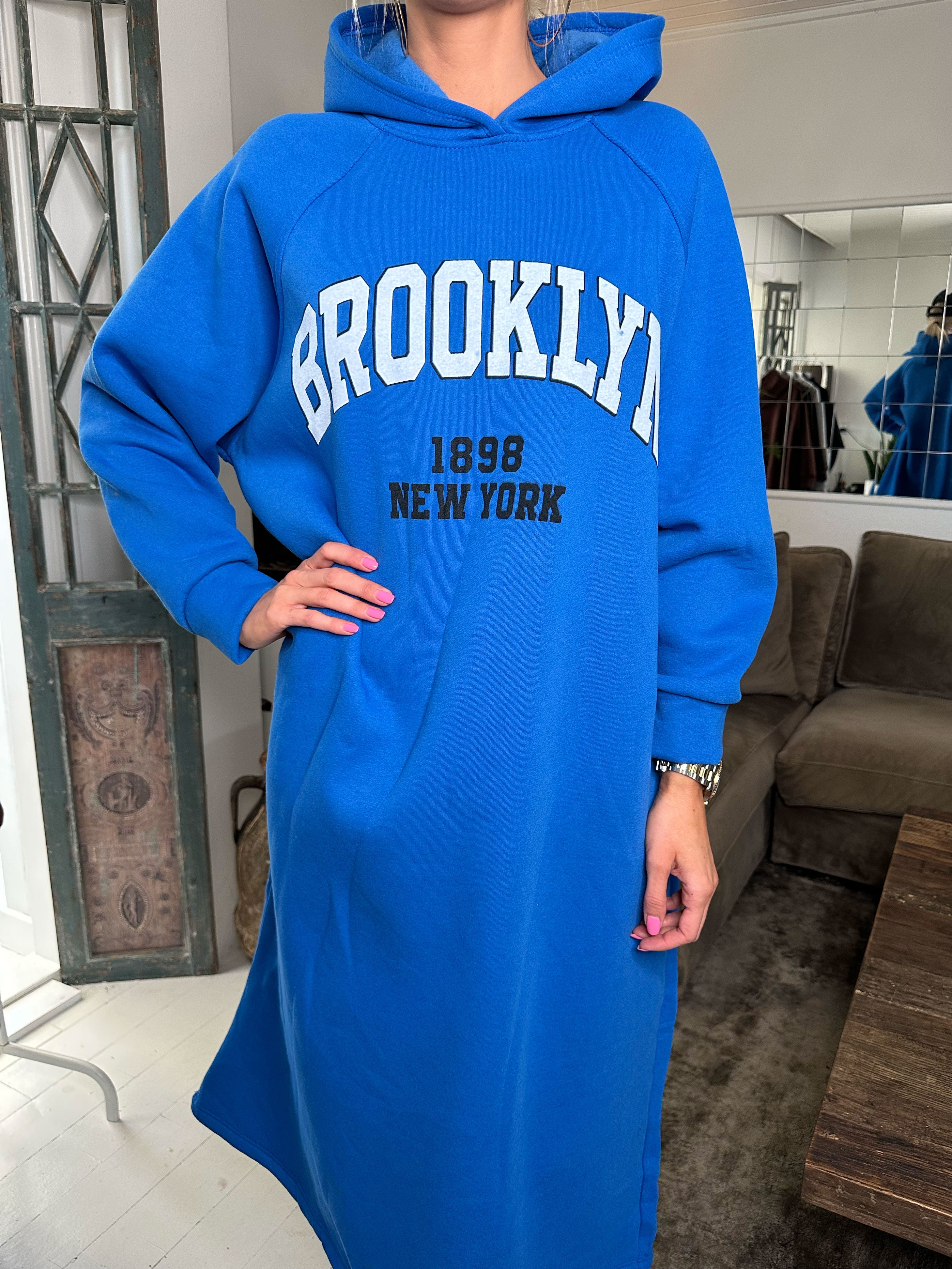Angela - Lång hoodie-klänning i bomull med tryck på bröstet