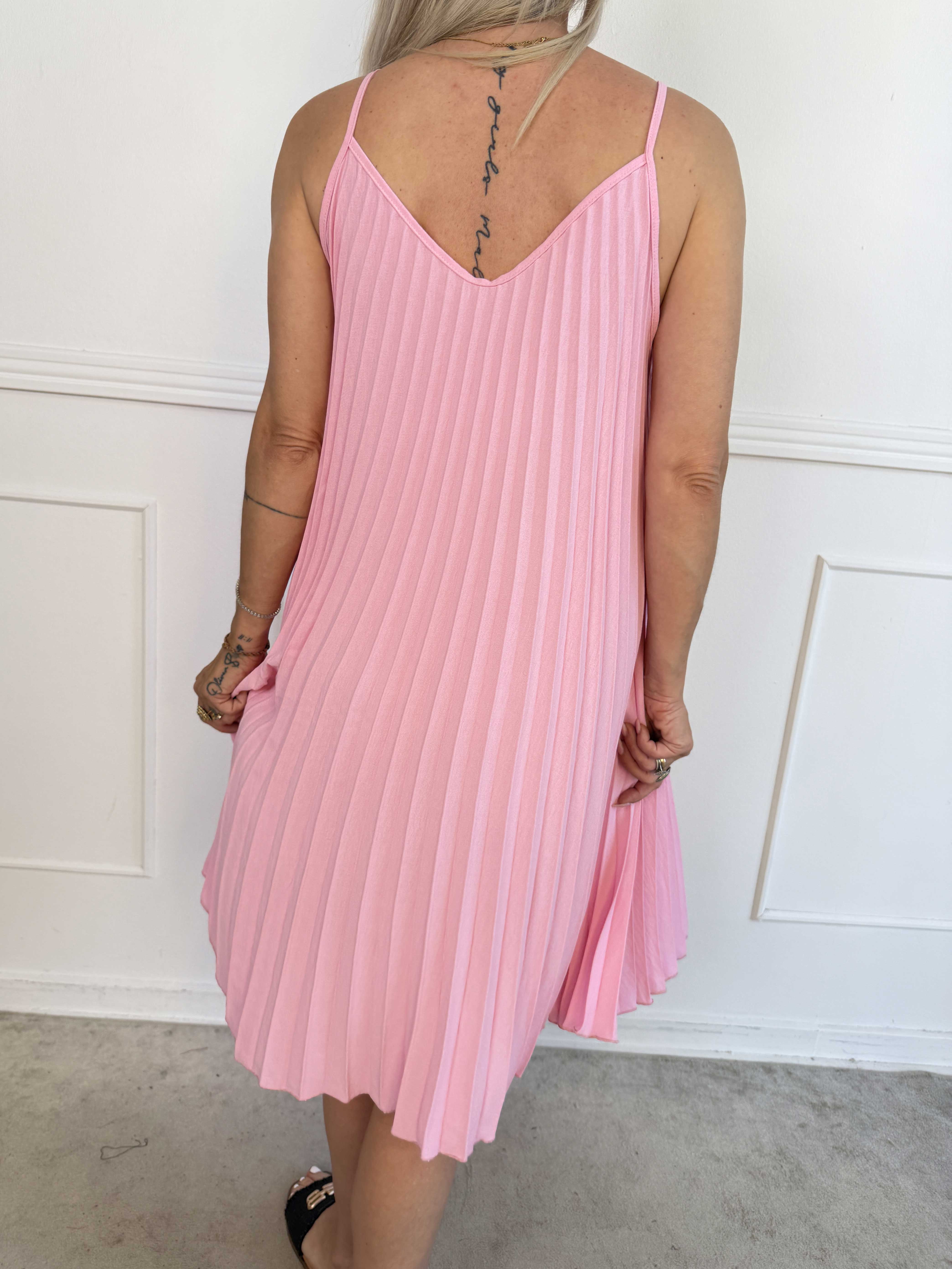 Tonia Short - Elegant plisseret stropkjole i en blød og let viskoseblanding