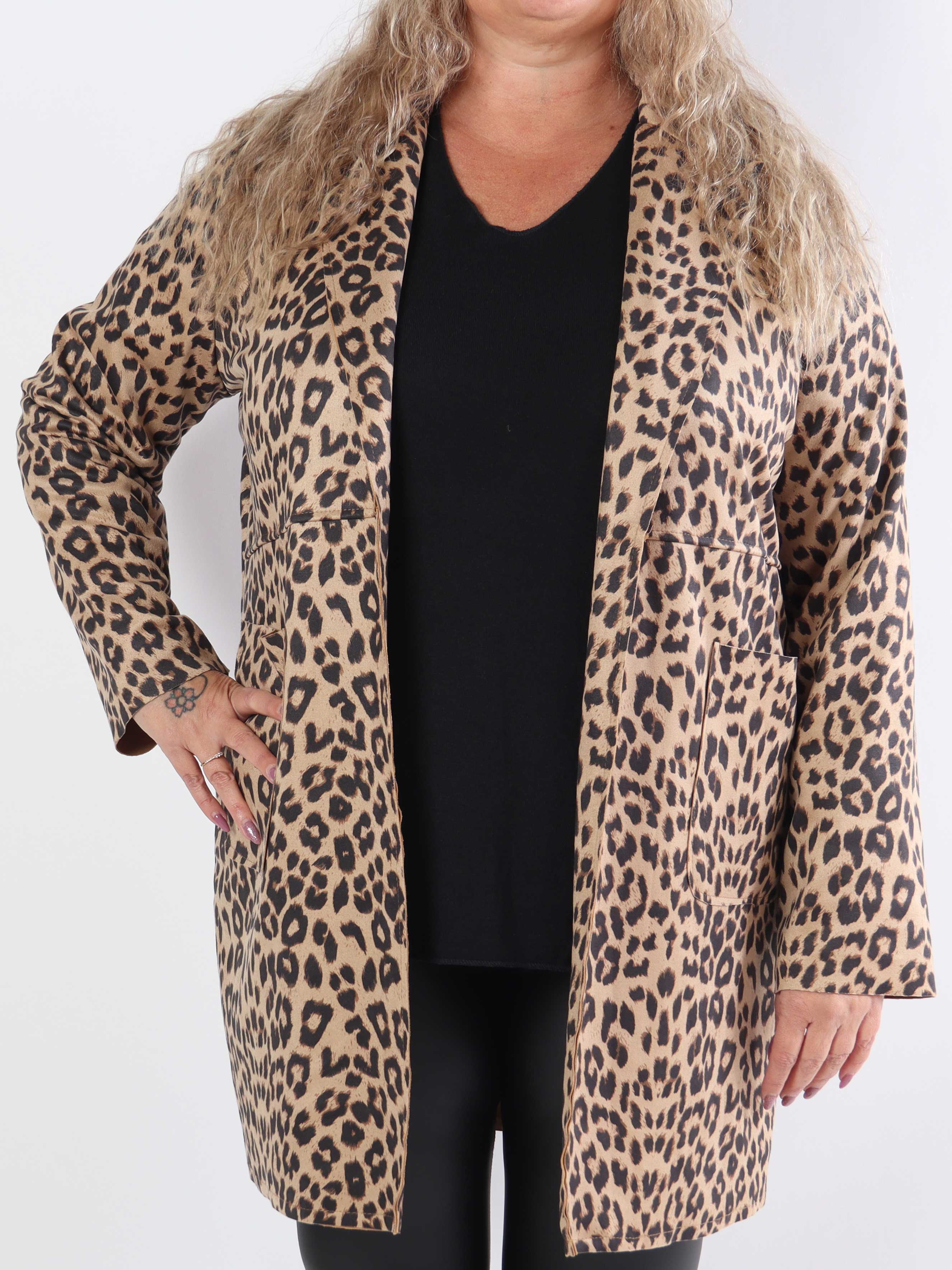 Belvi - Plus size-kappa i mockalook med leopardmönster