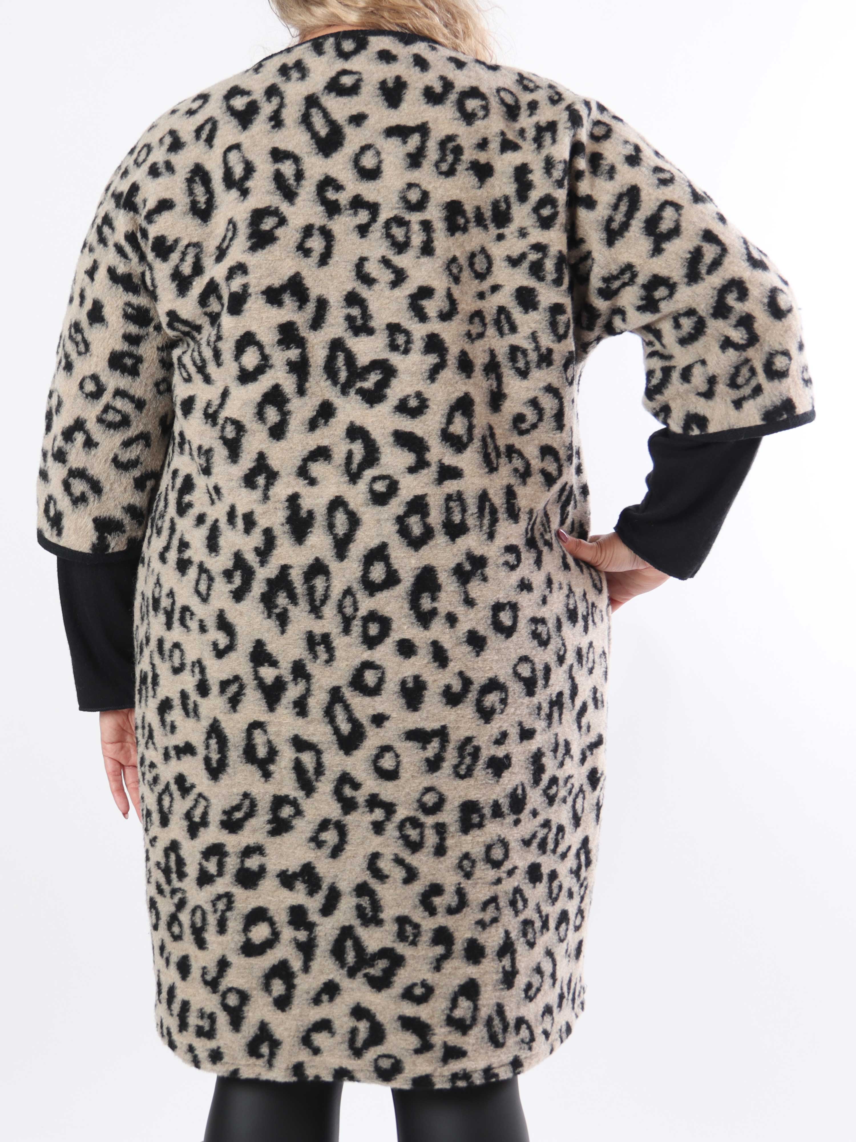 Arianna Leo- Plus size-kappa i leopardmönster med ullfoder