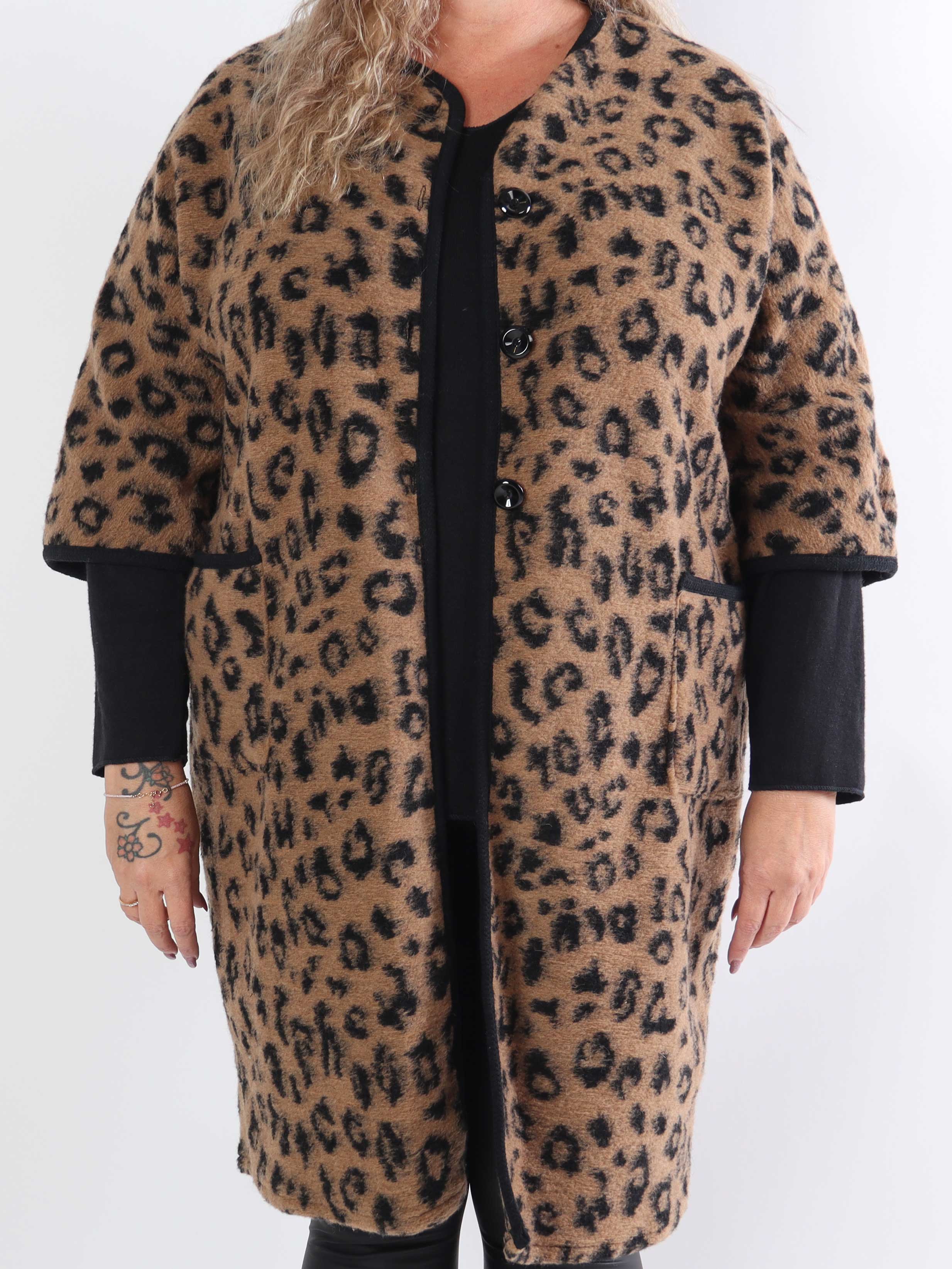 Arianna Leo- Plus size-kappa i leopardmönster med ullfoder