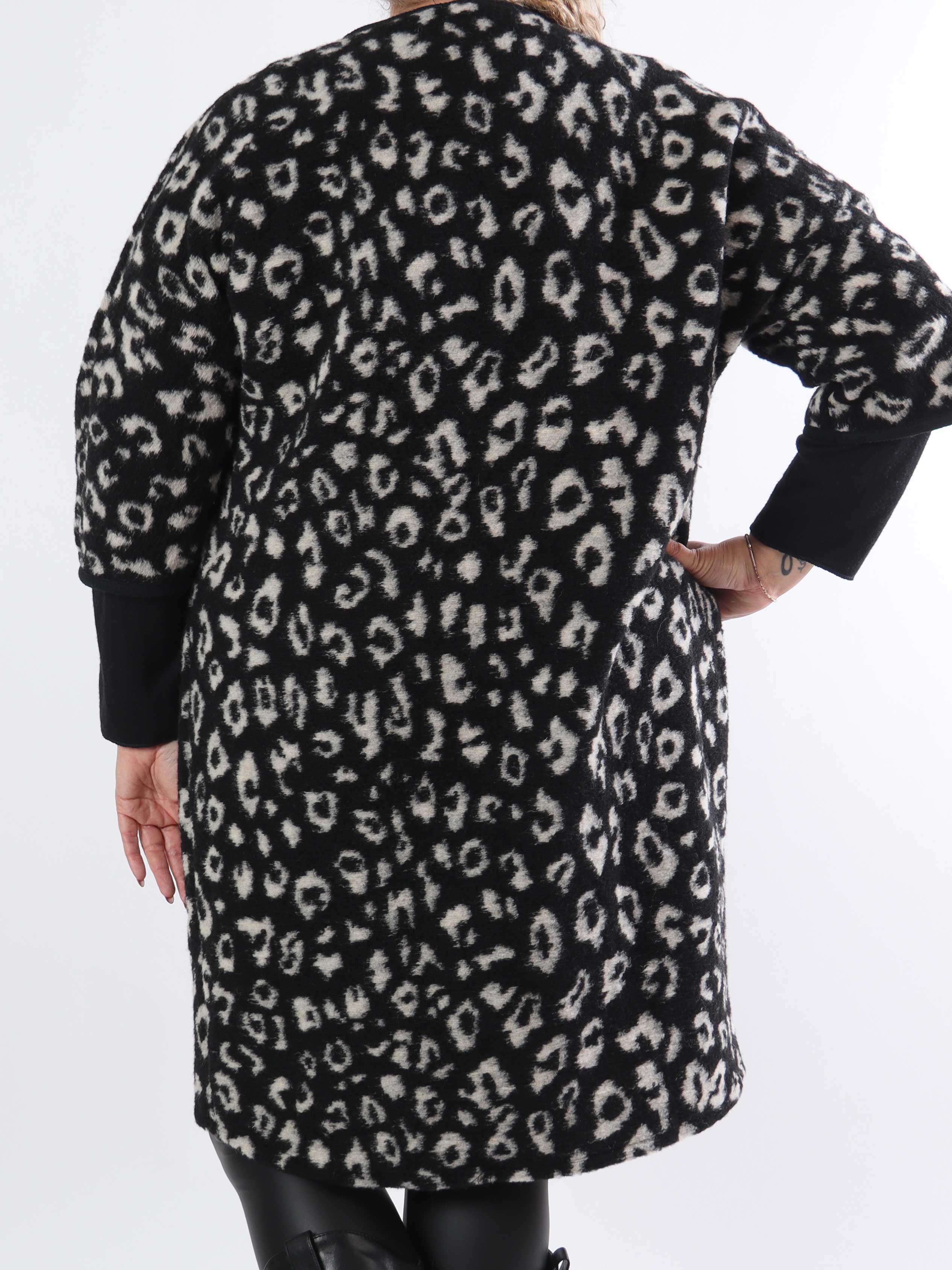 Arianna Leo- Plus size-kappa i leopardmönster med ullfoder