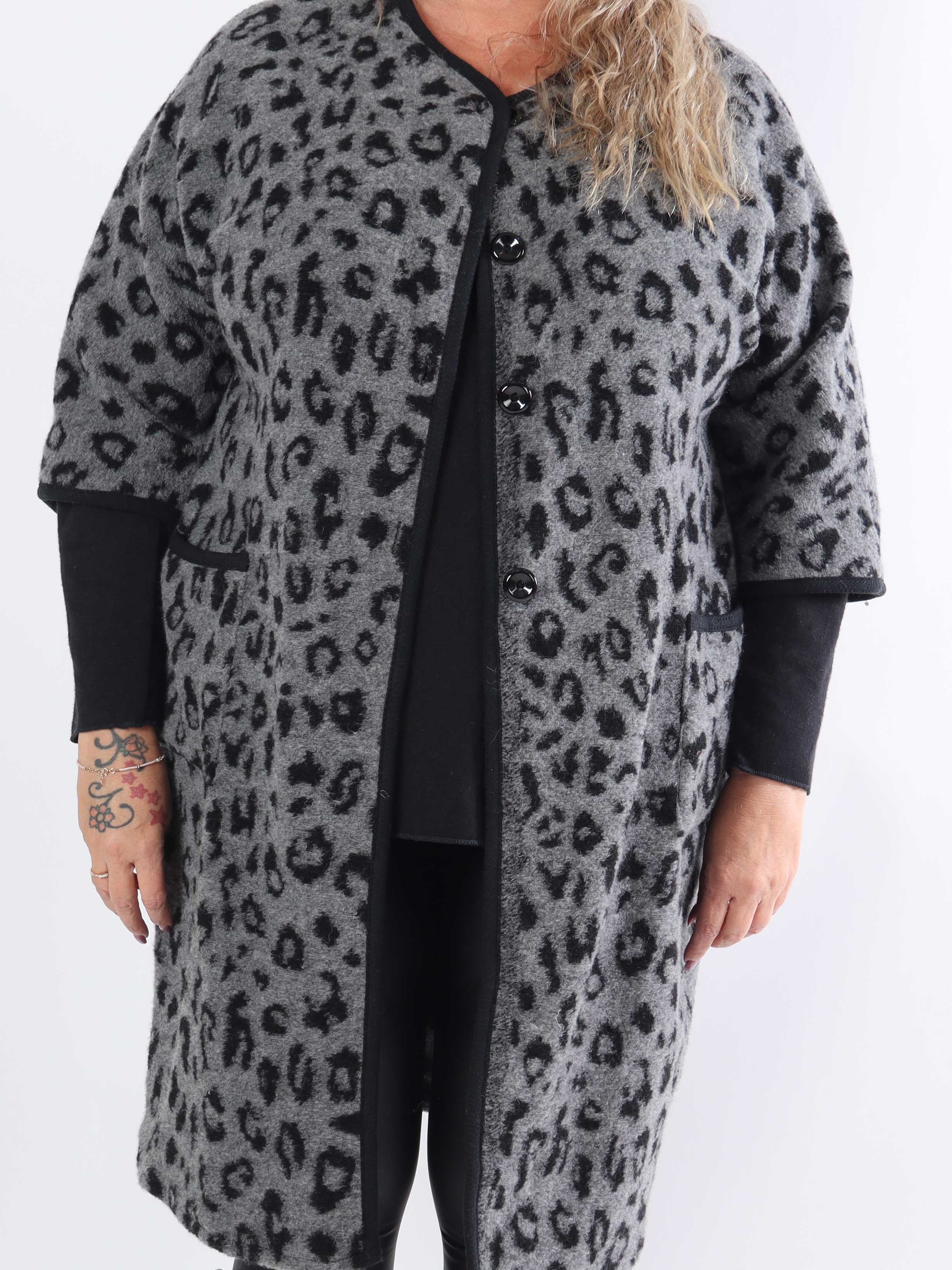 Arianna Leo- Plus size-kappa i leopardmönster med ullfoder