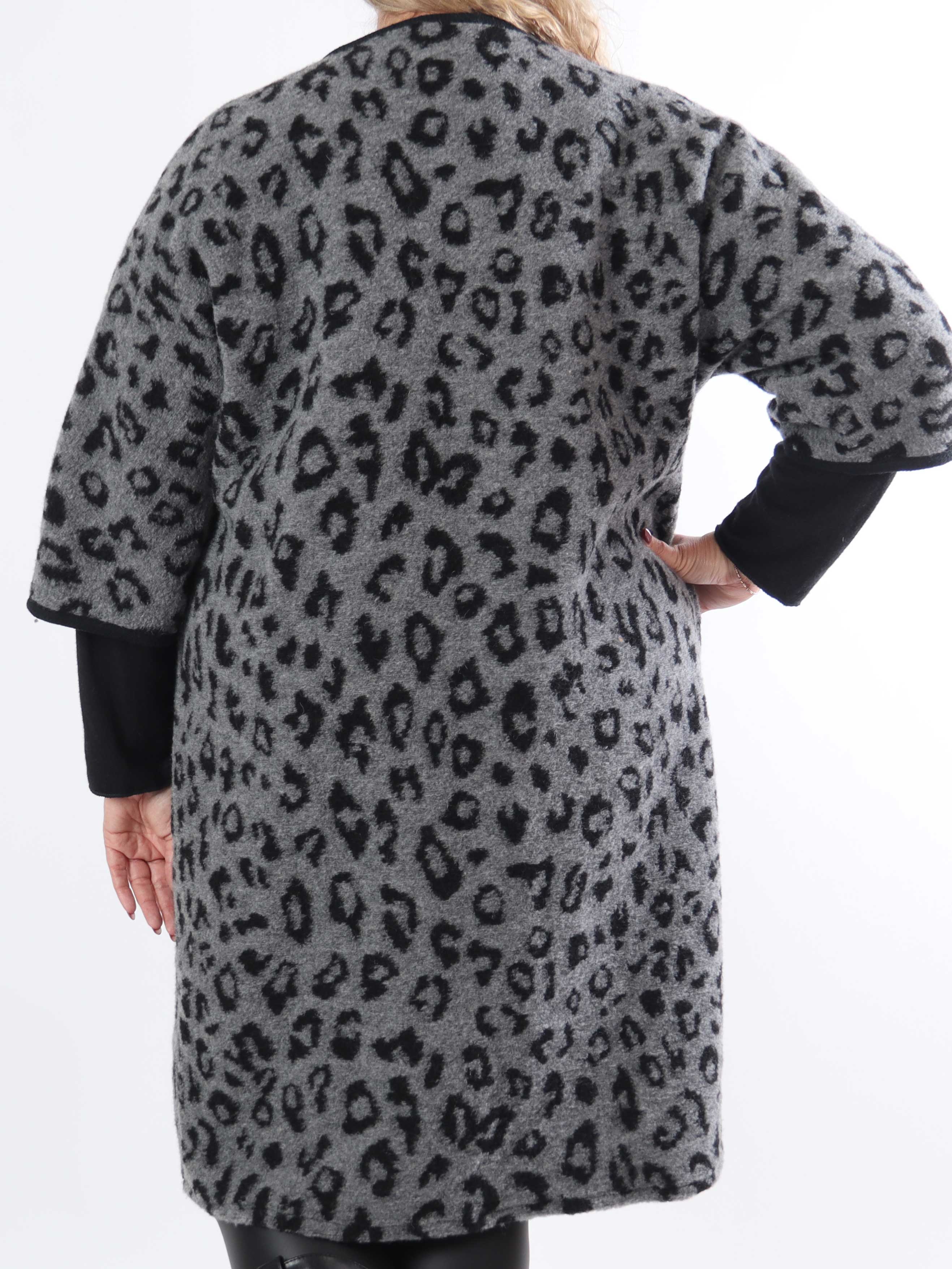 Arianna Leo- Plus size-kappa i leopardmönster med ullfoder
