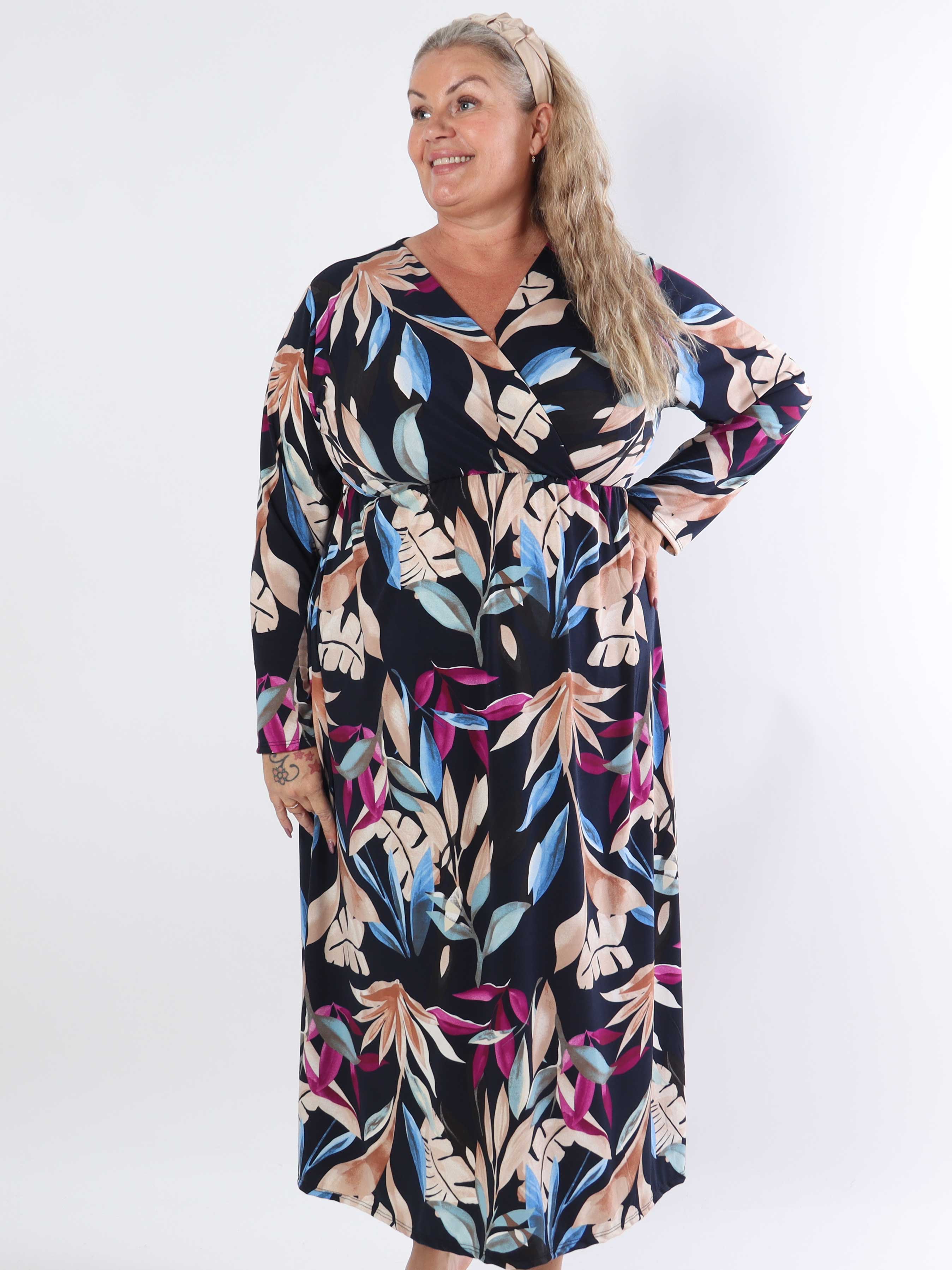 Nelly Leaf - Elastisk plus size-klänning med färgglada bladmotiv