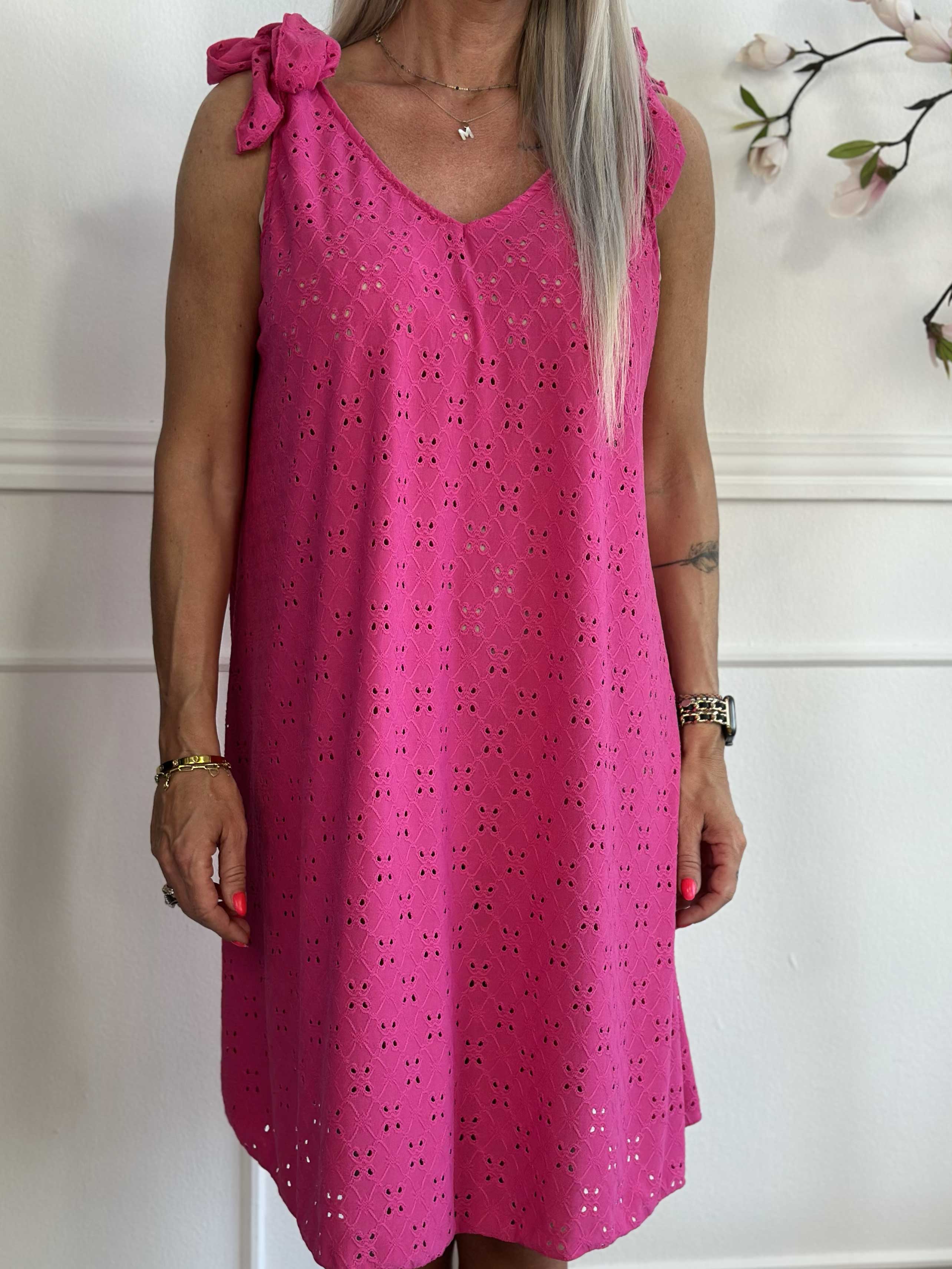 Likas - Mjuk och stretchig bandklänning med broderie anglaise