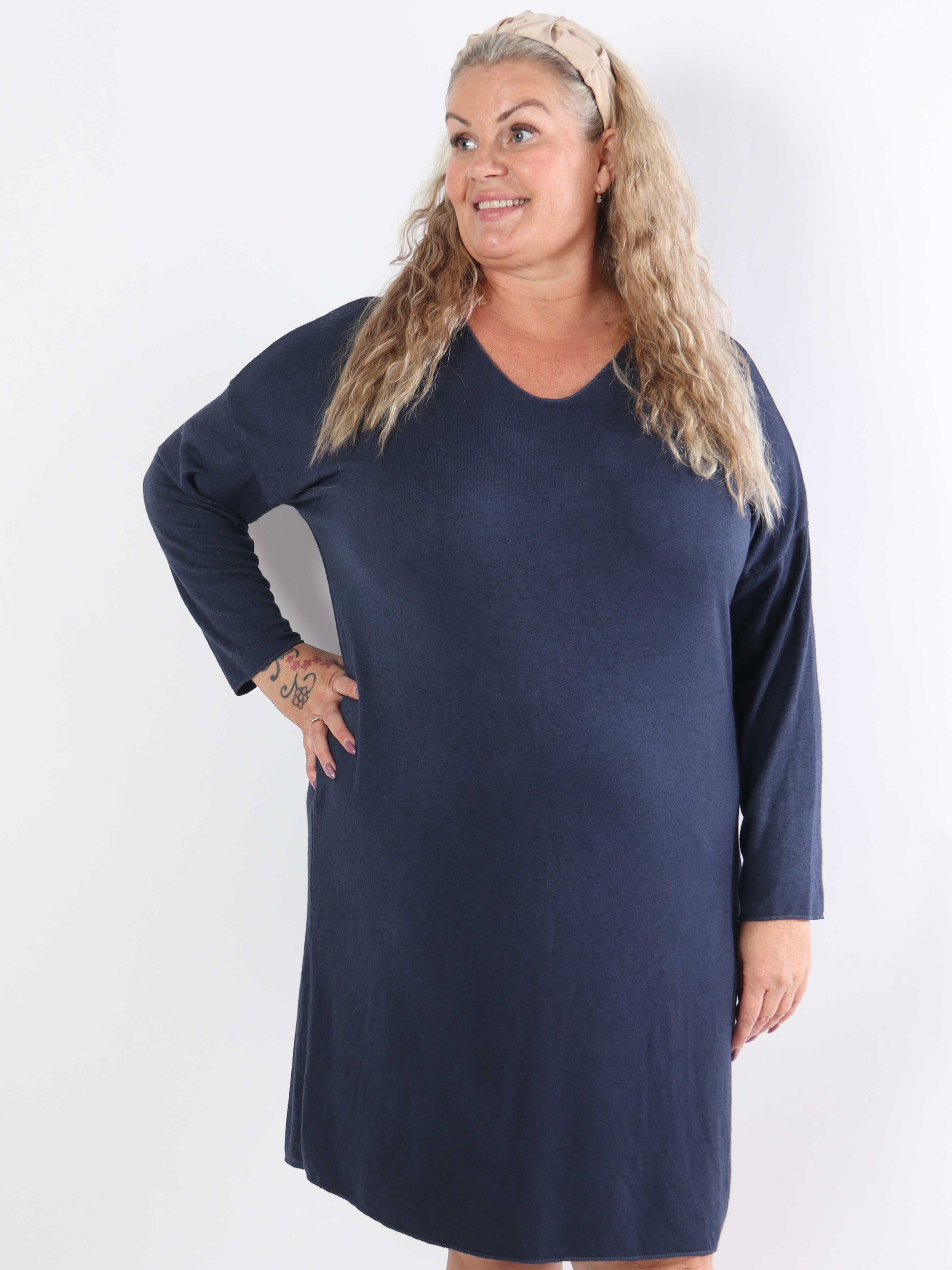 Djamila Long - Mega mjuk plus size-klänning i viskos med v-ringning