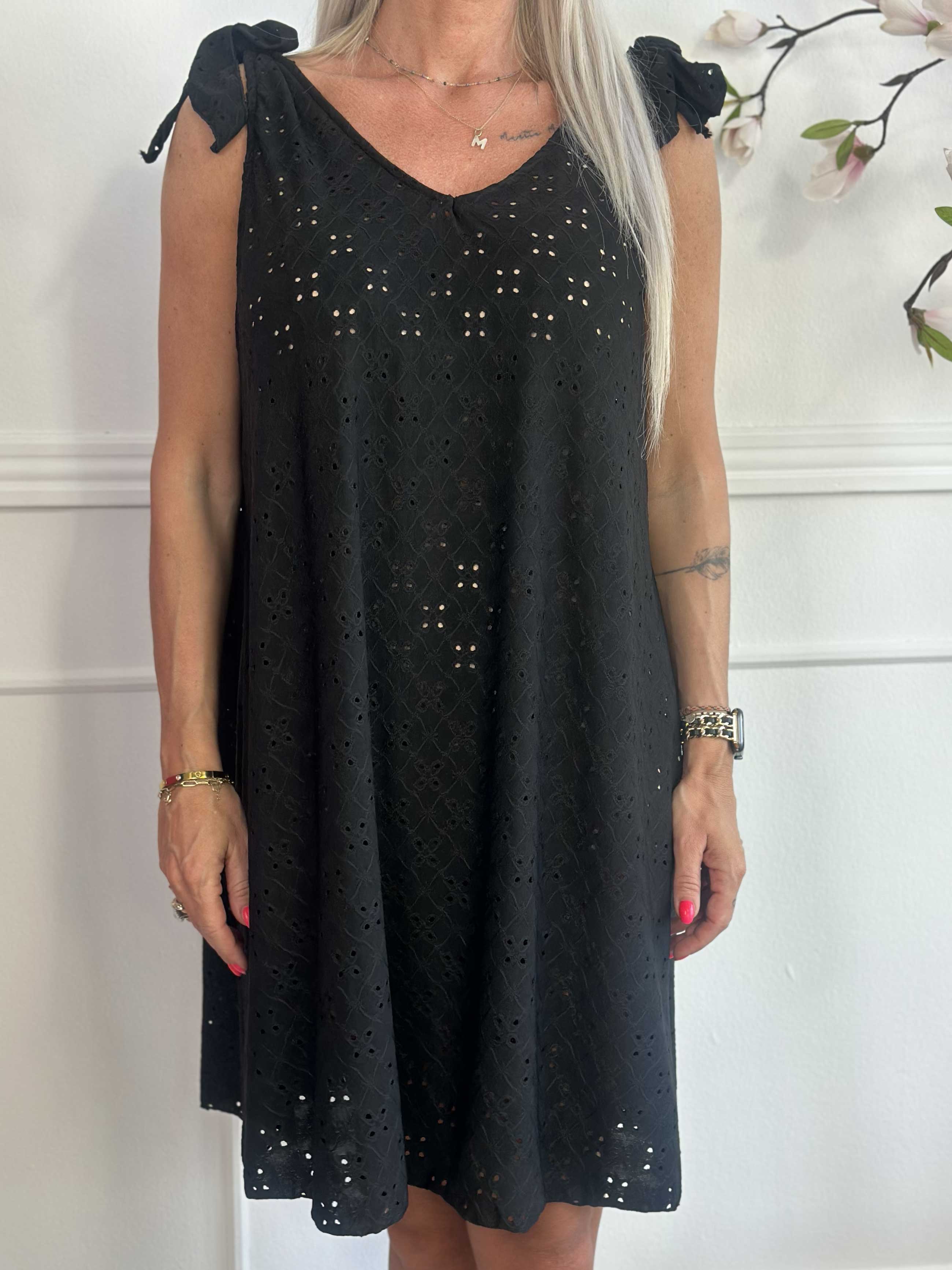 Likas - Mjuk och stretchig bandklänning med broderie anglaise