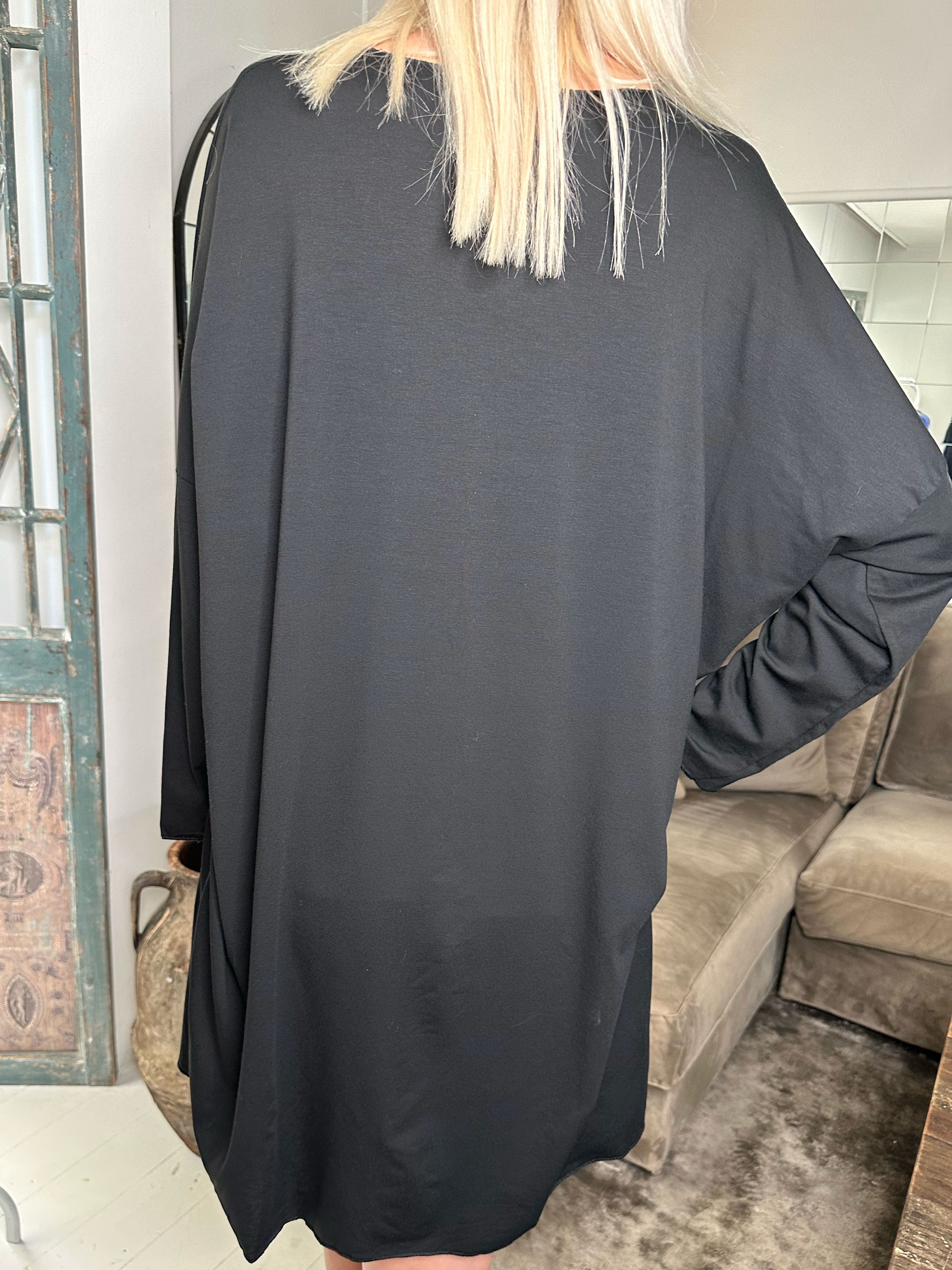 Vogue Long Sleeve - Långärmad klänning i viskos med guldskrift
