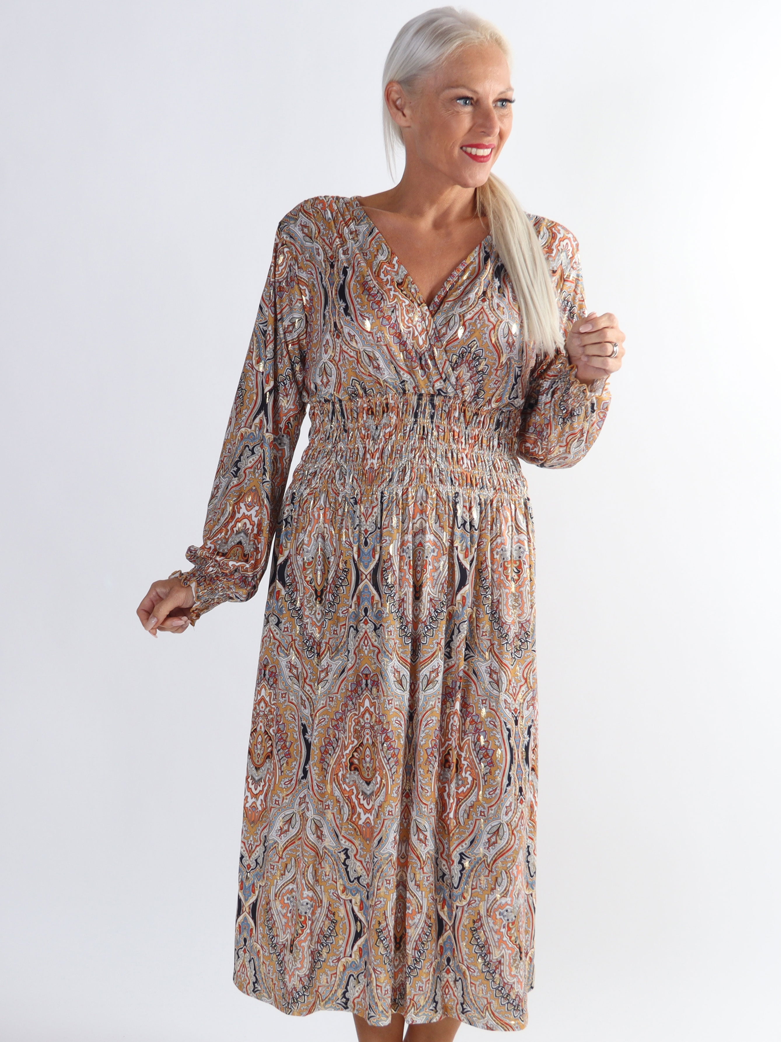 Pams Pattern Midi L/S - Plus size klänning i skrynkelfritt tyg med långa ärmar