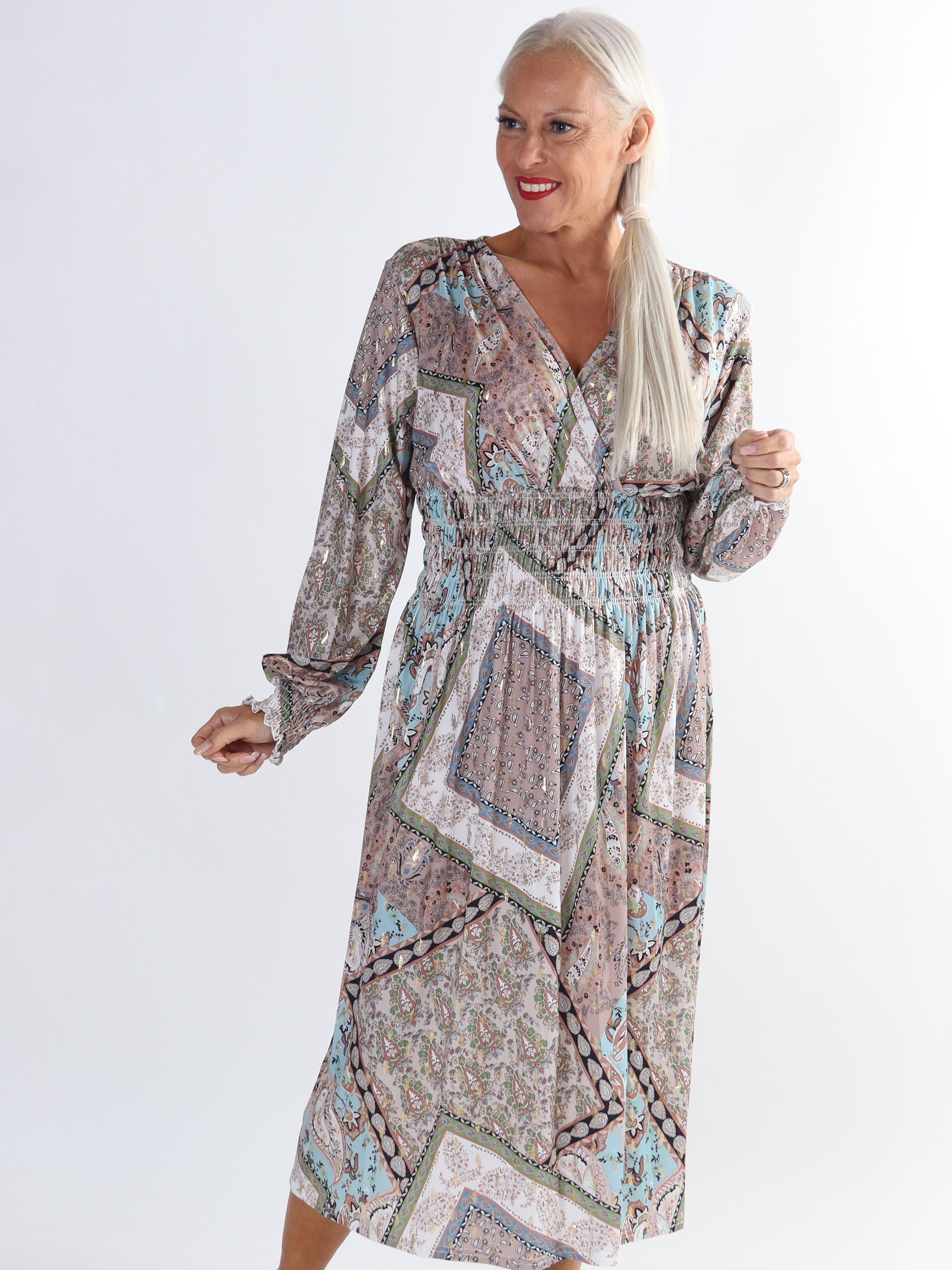 Pams Paisley Midi L/S - Plus size klänning i skrynkelfritt tyg med långa ärmar