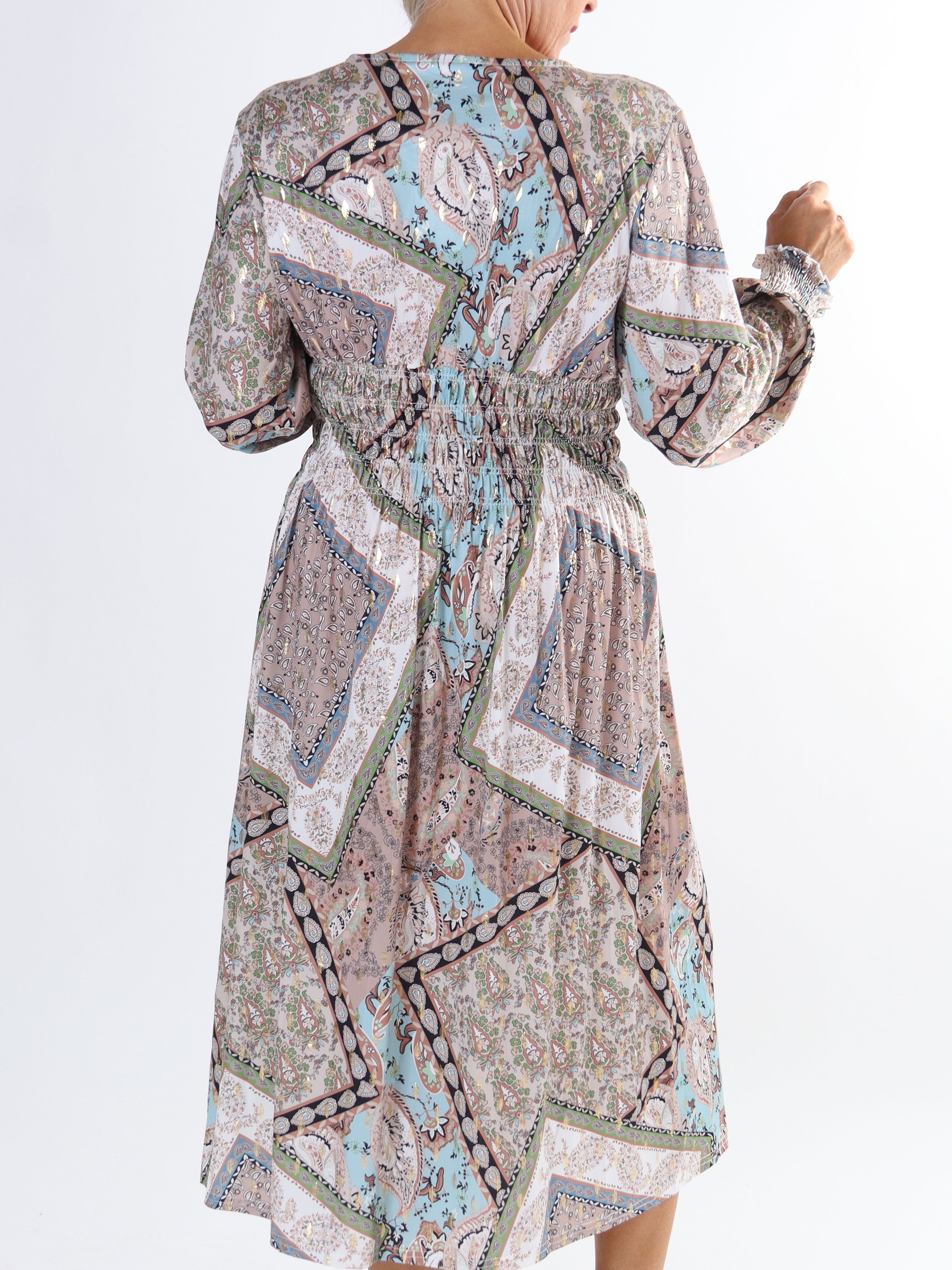 Pams Paisley Midi L/S - Plus size klänning i skrynkelfritt tyg med långa ärmar