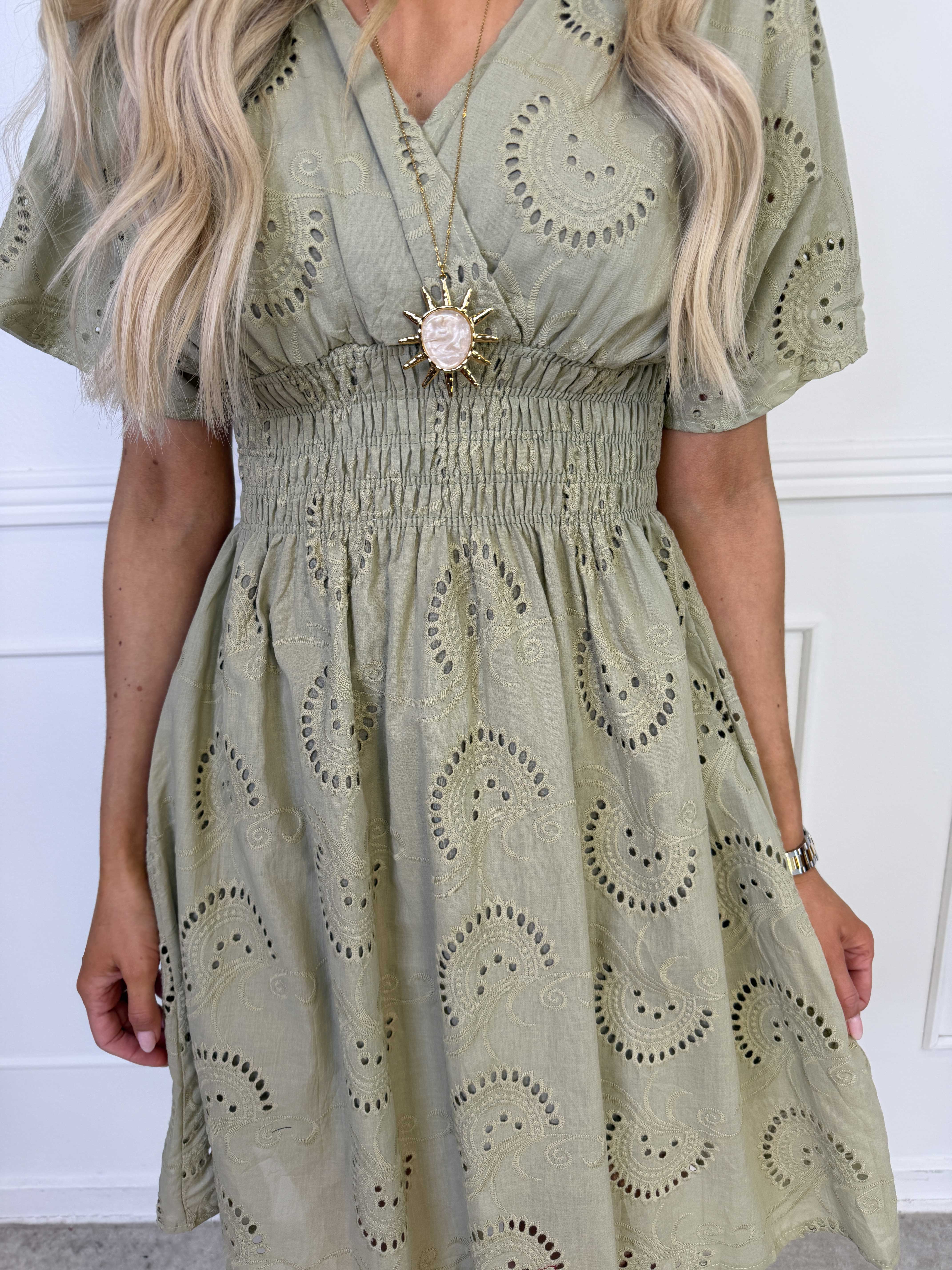 Pams Broderie Short - Kort kjole i broderie anglaise med smock i taljen