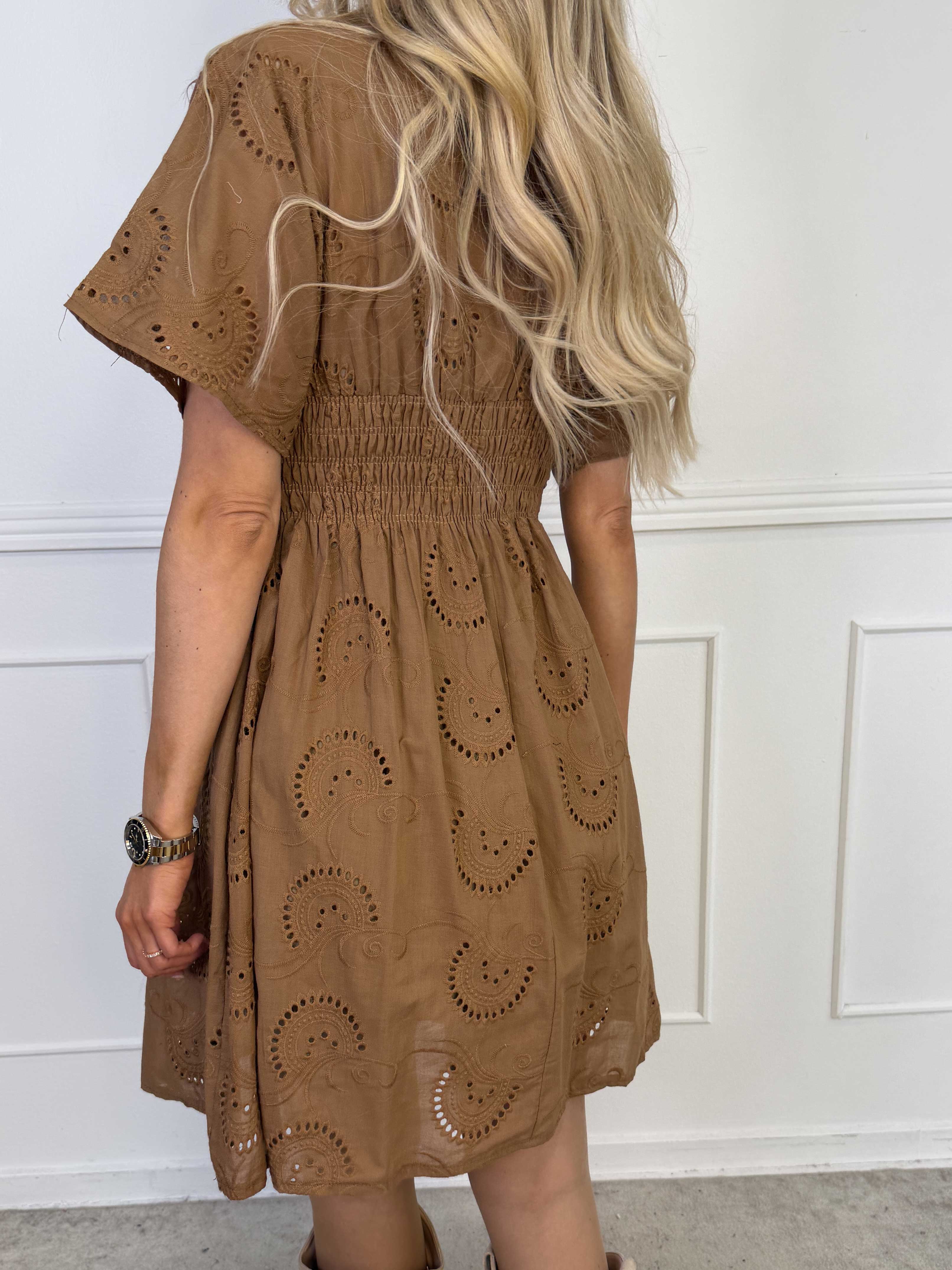 Pams Broderie Short - Kort kjole i broderie anglaise med smock i taljen
