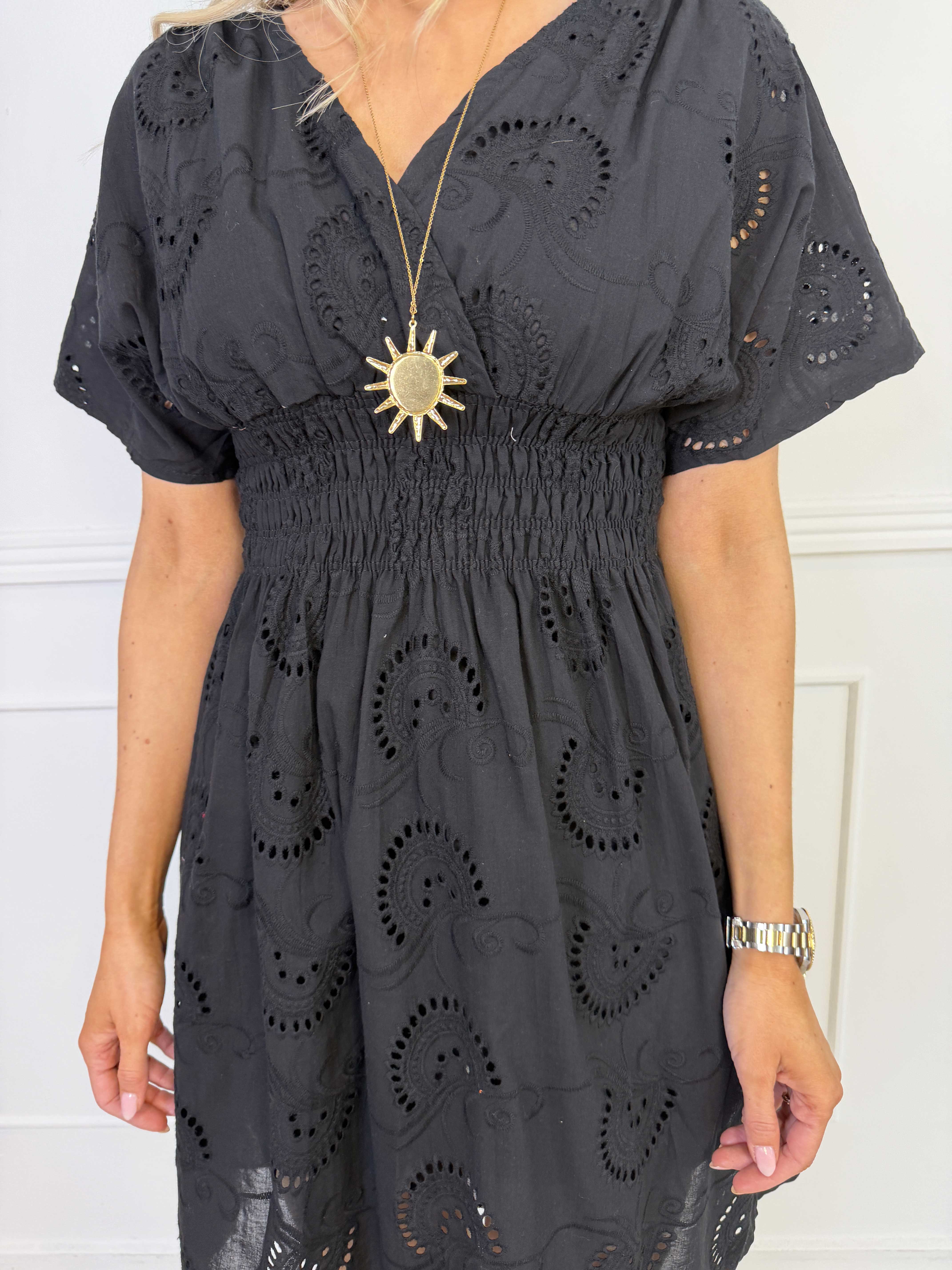 Pams Broderie Short - Kort kjole i broderie anglaise med smock i taljen