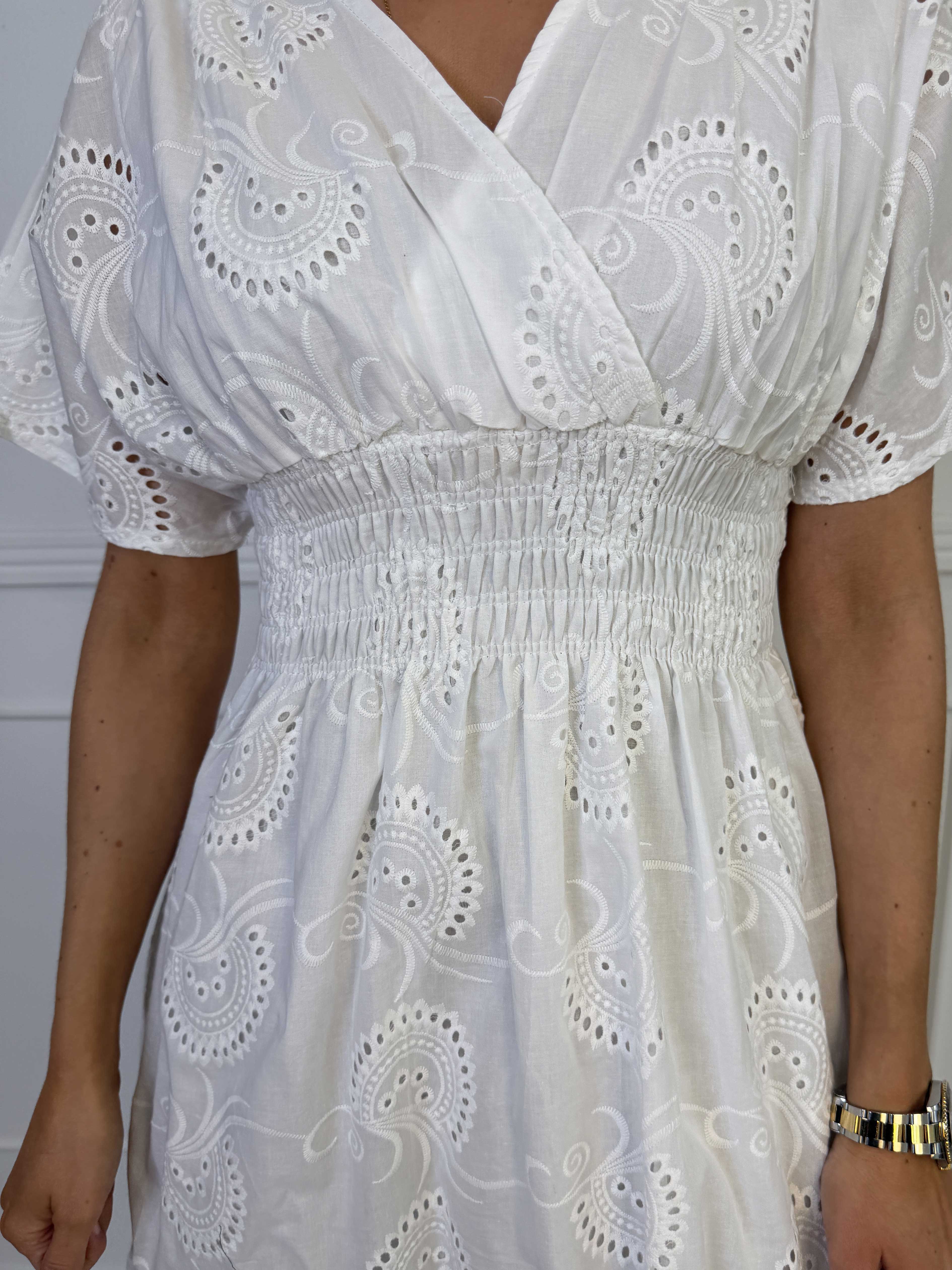 Pams Broderie Short - Kort kjole i broderie anglaise med smock i taljen