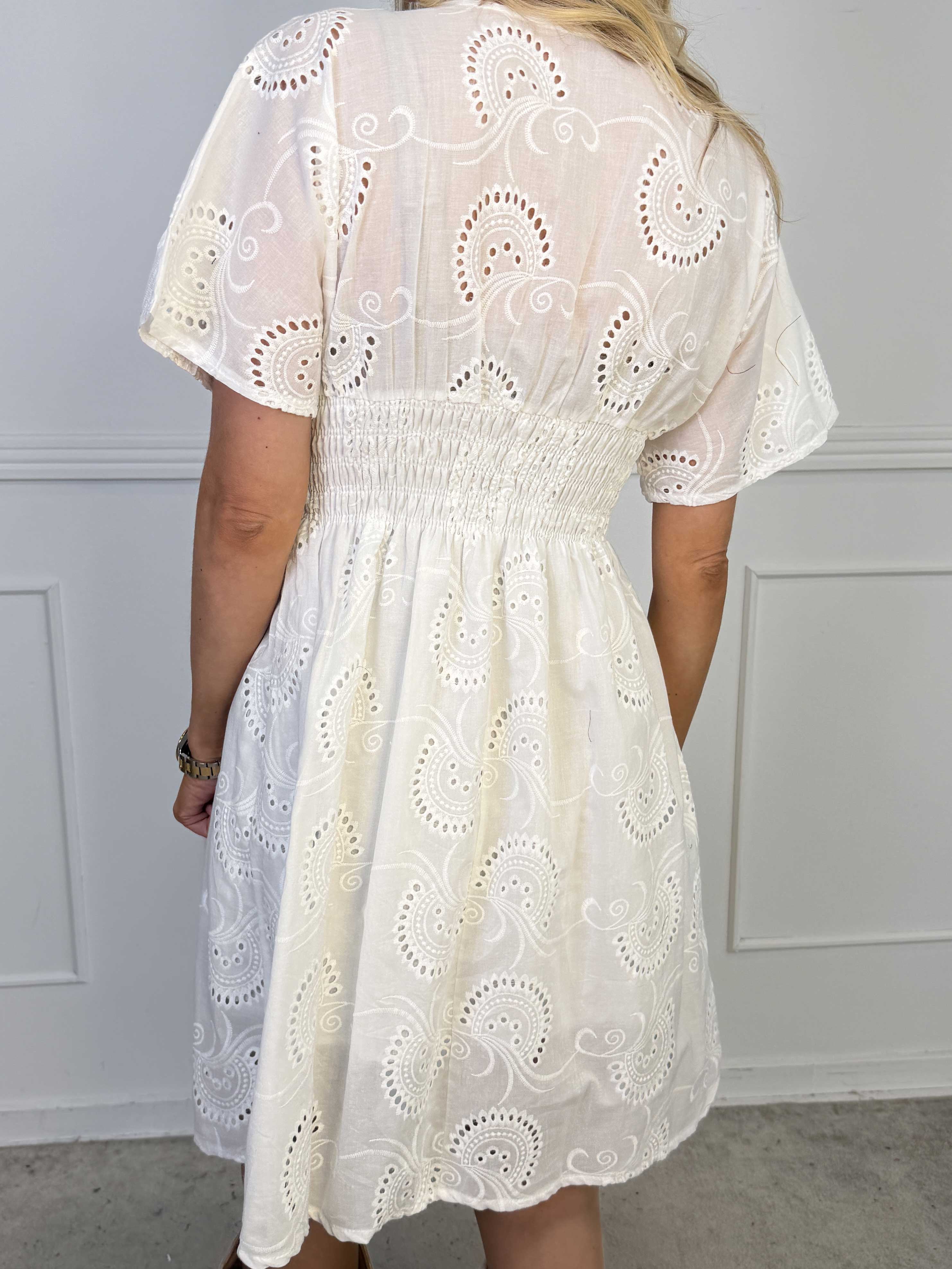 Pams Broderie Short - Kort kjole i broderie anglaise med smock i taljen