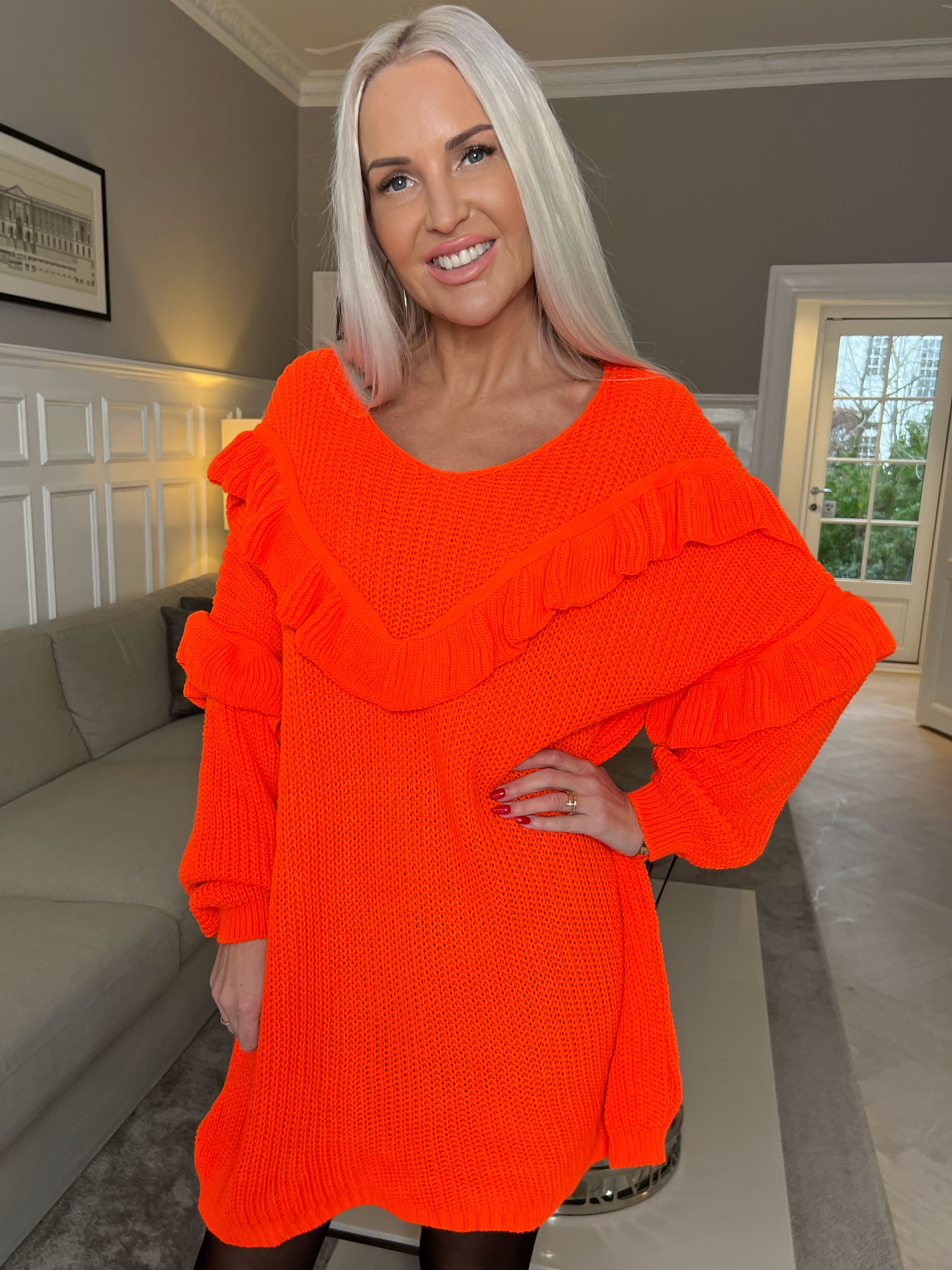 Ellis Dress - Snygg stickad klänning med fina volangdetaljer