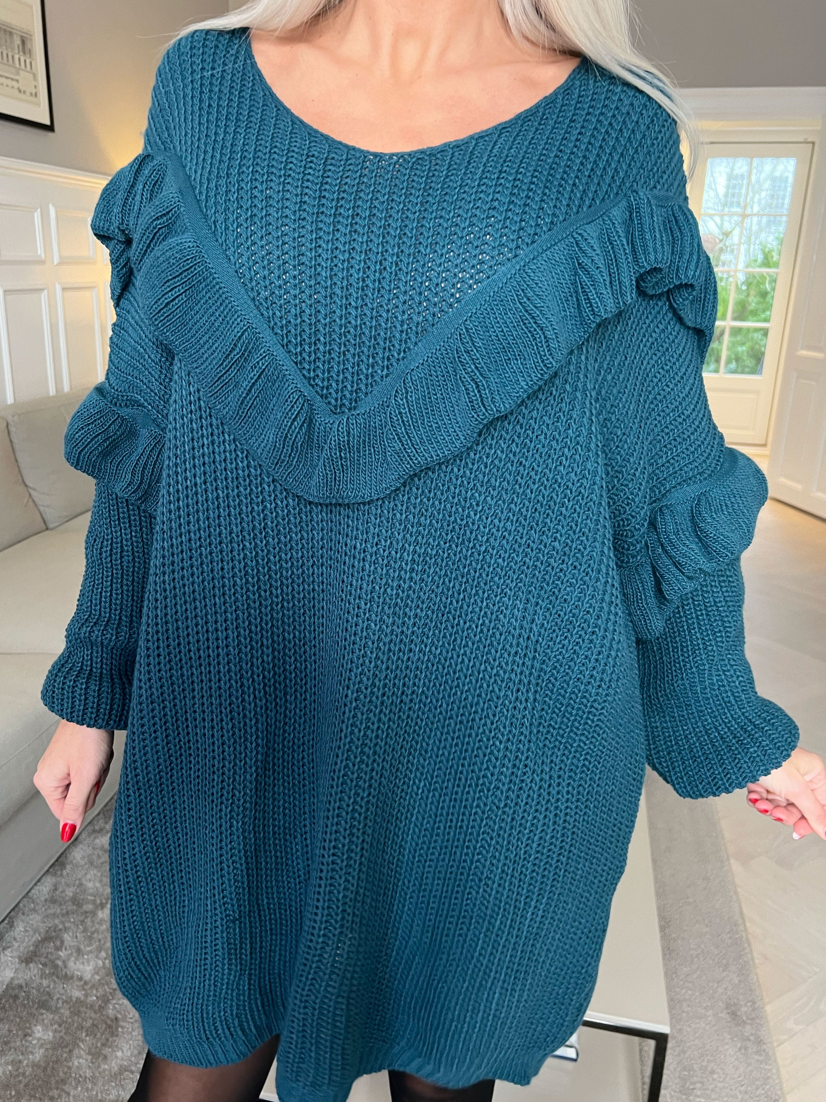Ellis Dress - Snygg stickad klänning med fina volangdetaljer