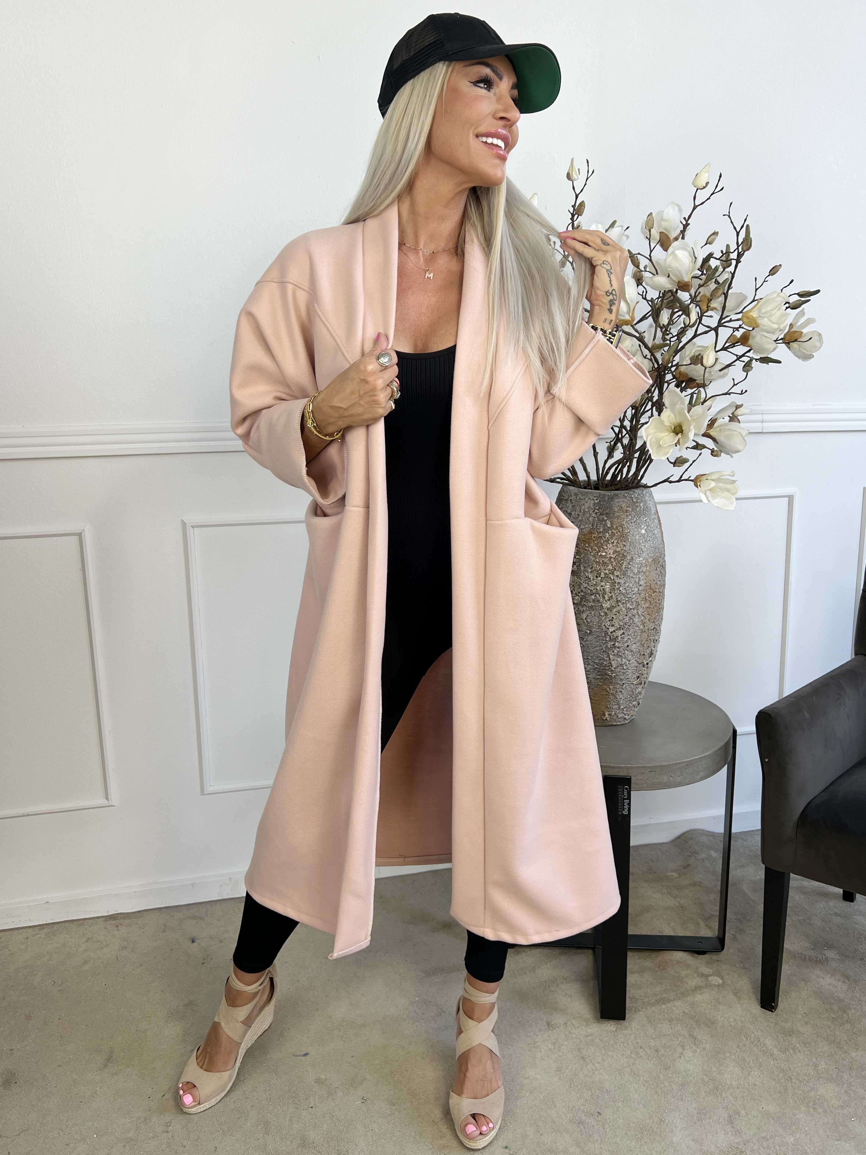 Annah - Oversized kappa med tydliga sömmar och fickor