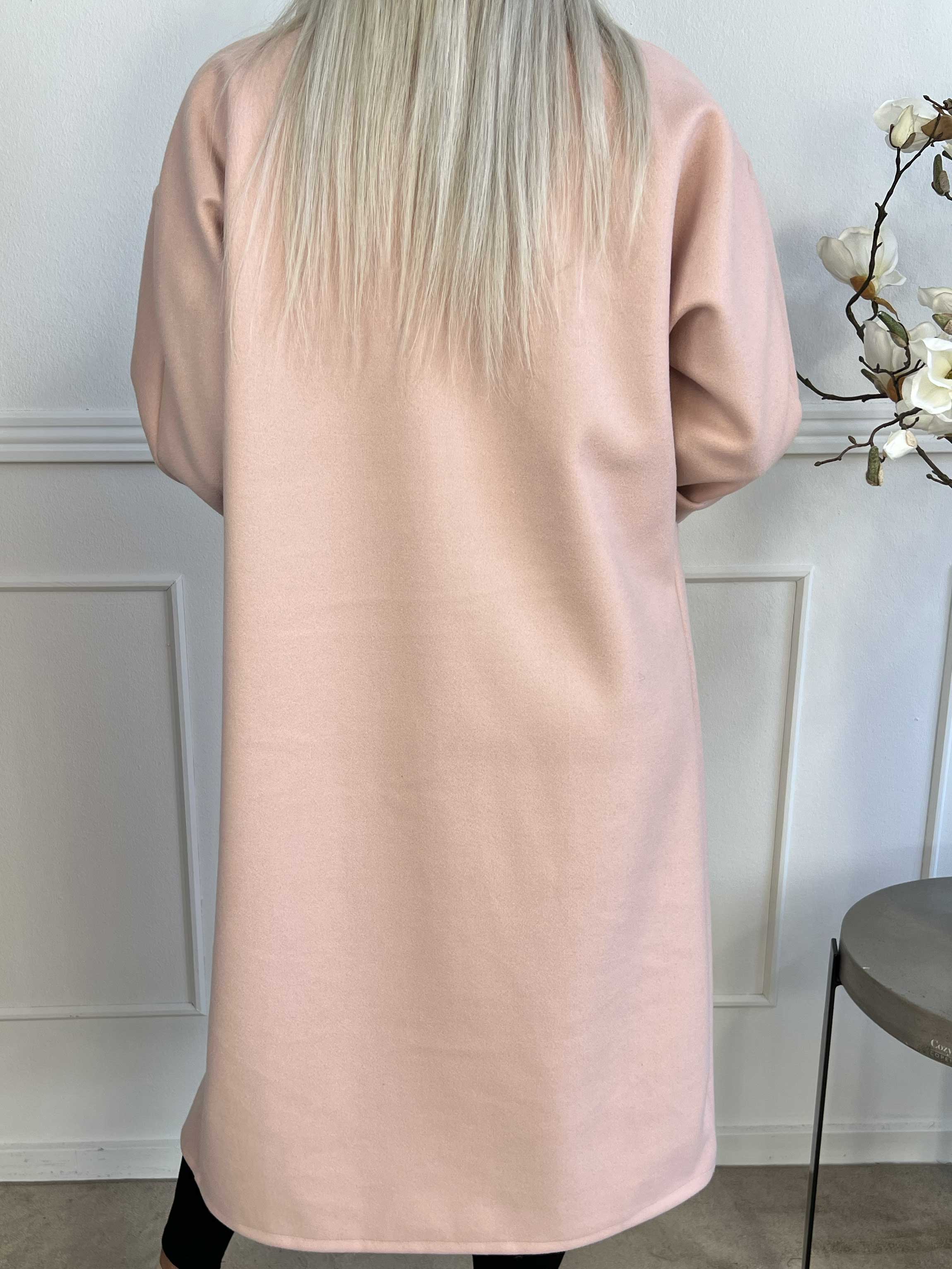Annah - Oversized kappa med tydliga sömmar och fickor