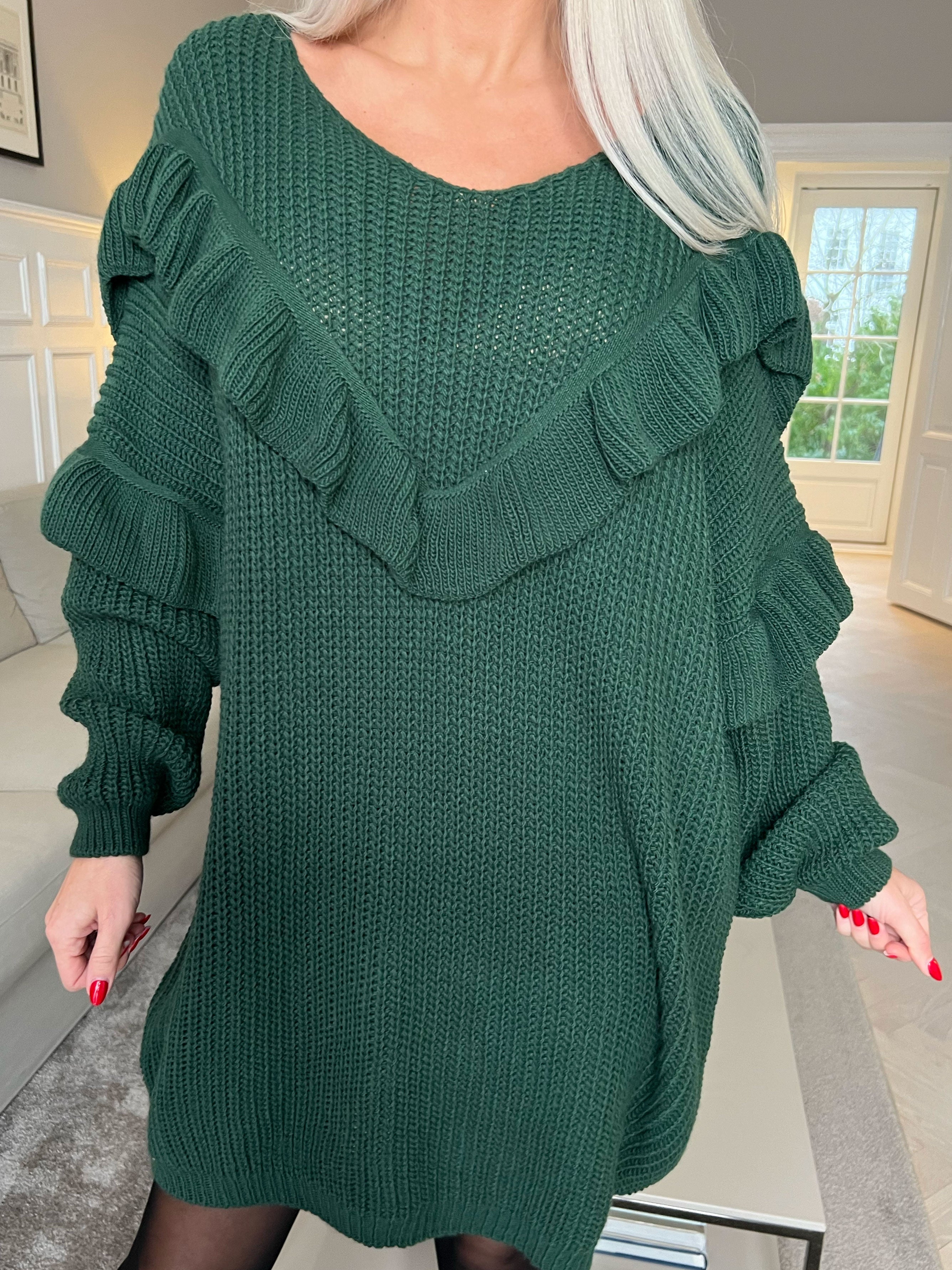 Ellis Dress - Snygg stickad klänning med fina volangdetaljer