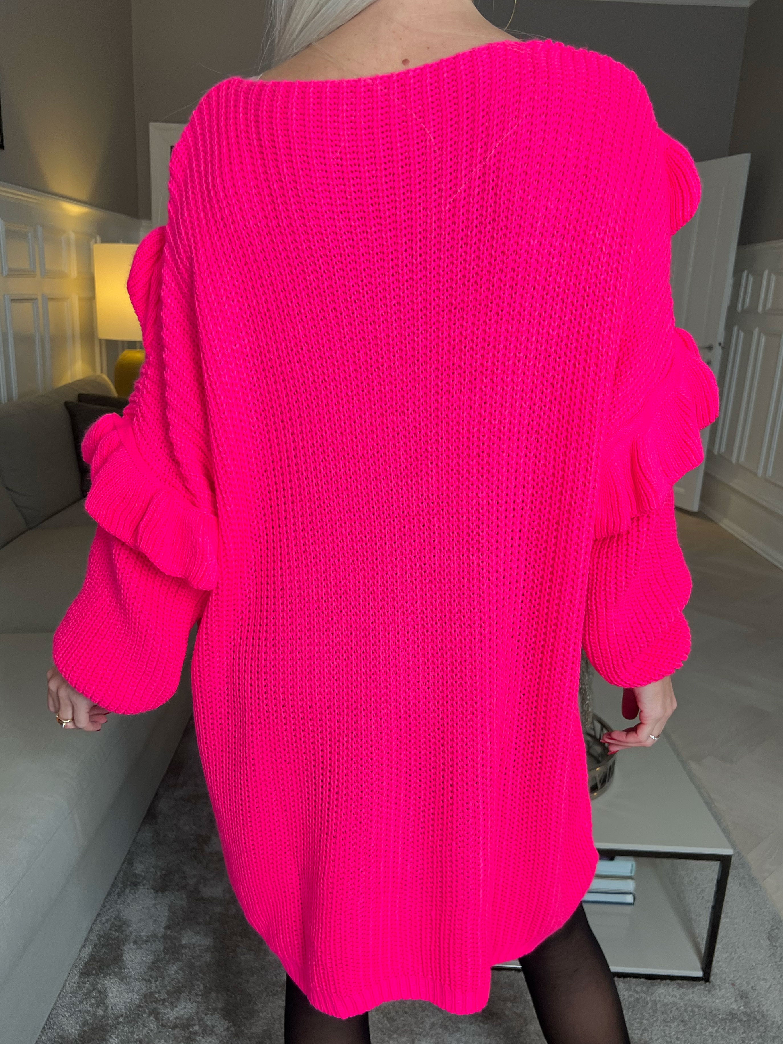 Ellis Dress - Snygg stickad klänning med fina volangdetaljer